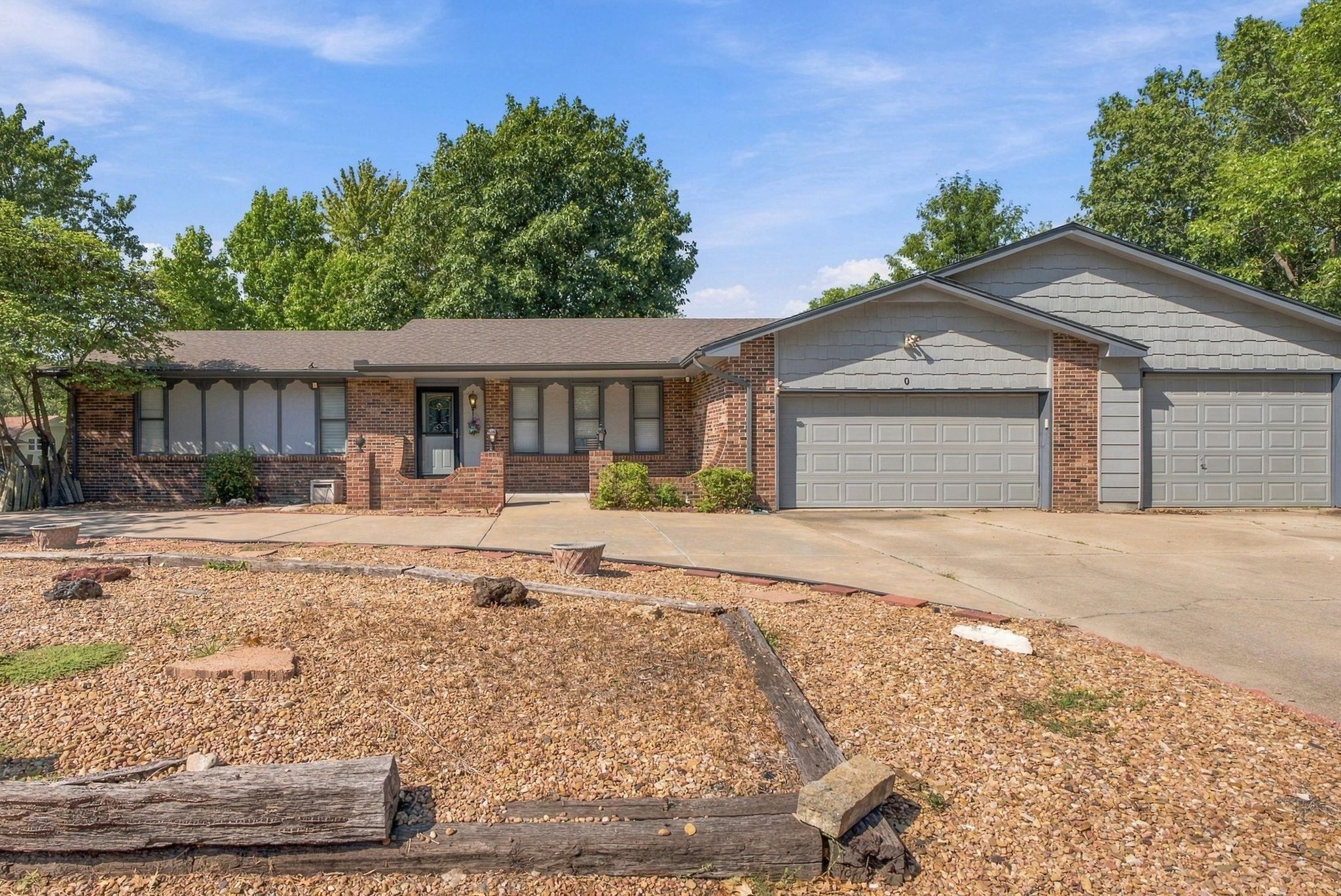 401 N Oak Forest Ln Property Photo 1