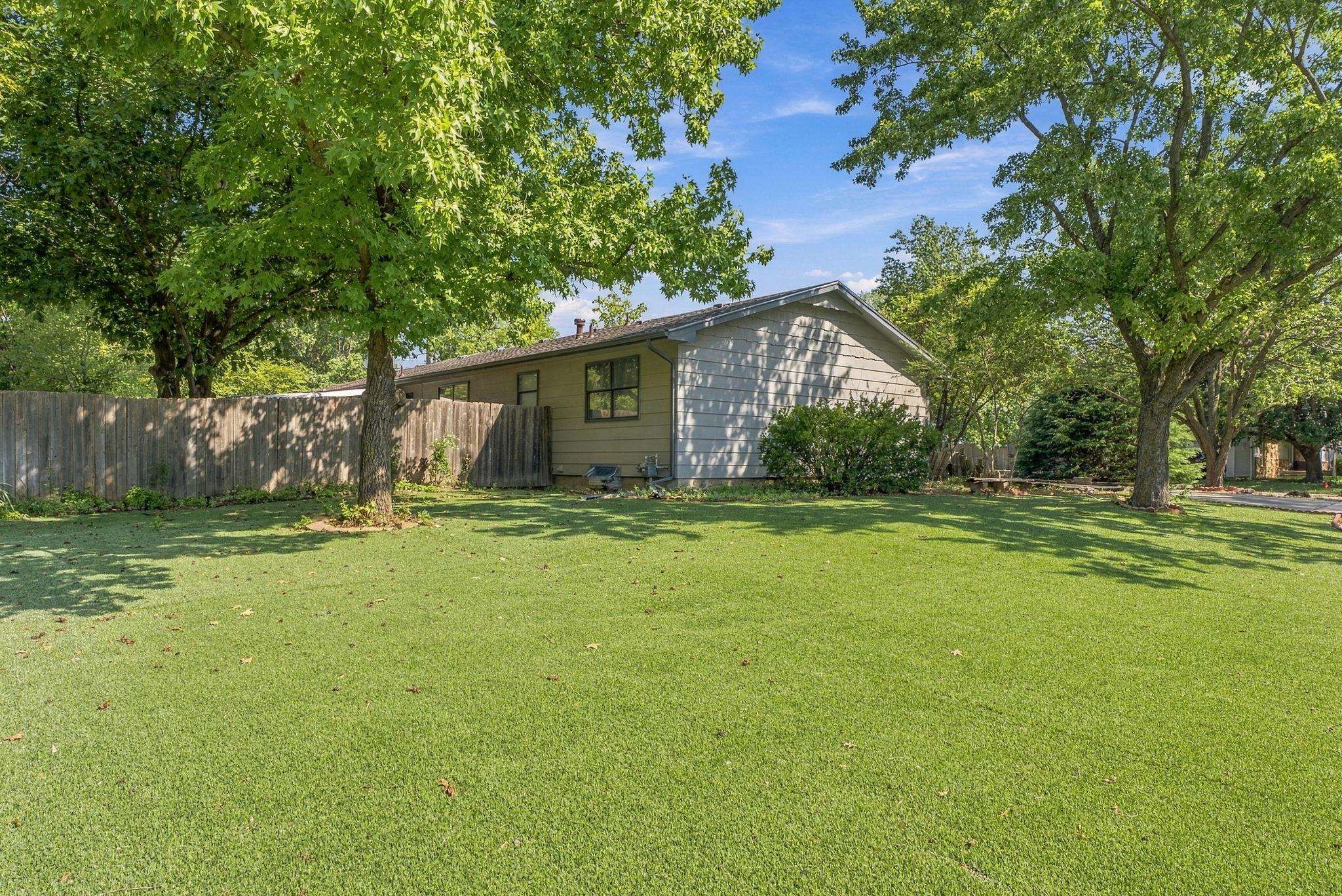 401 N Oak Forest Ln Property Photo 4