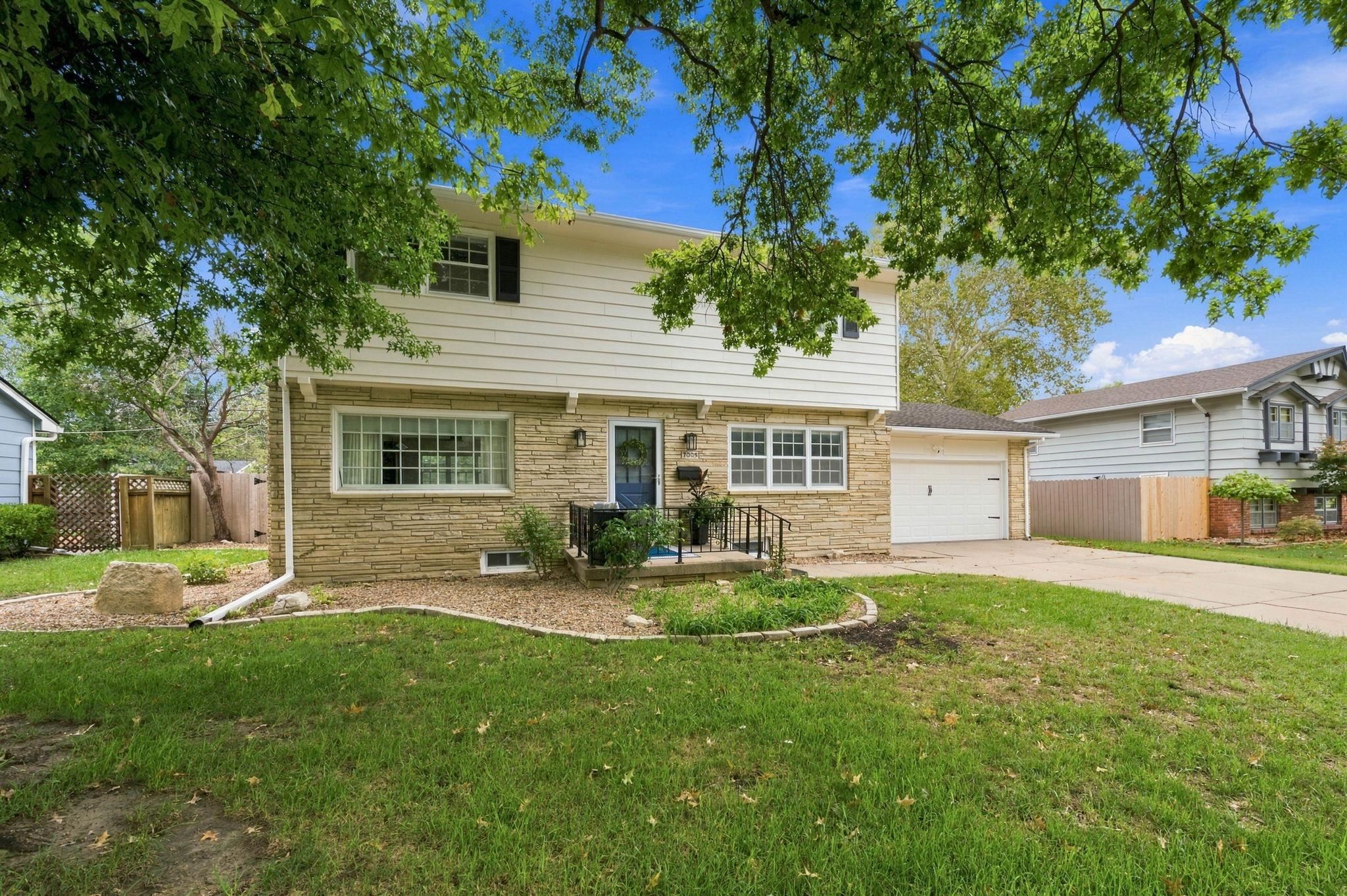 7005 E Magill Property Photo 3