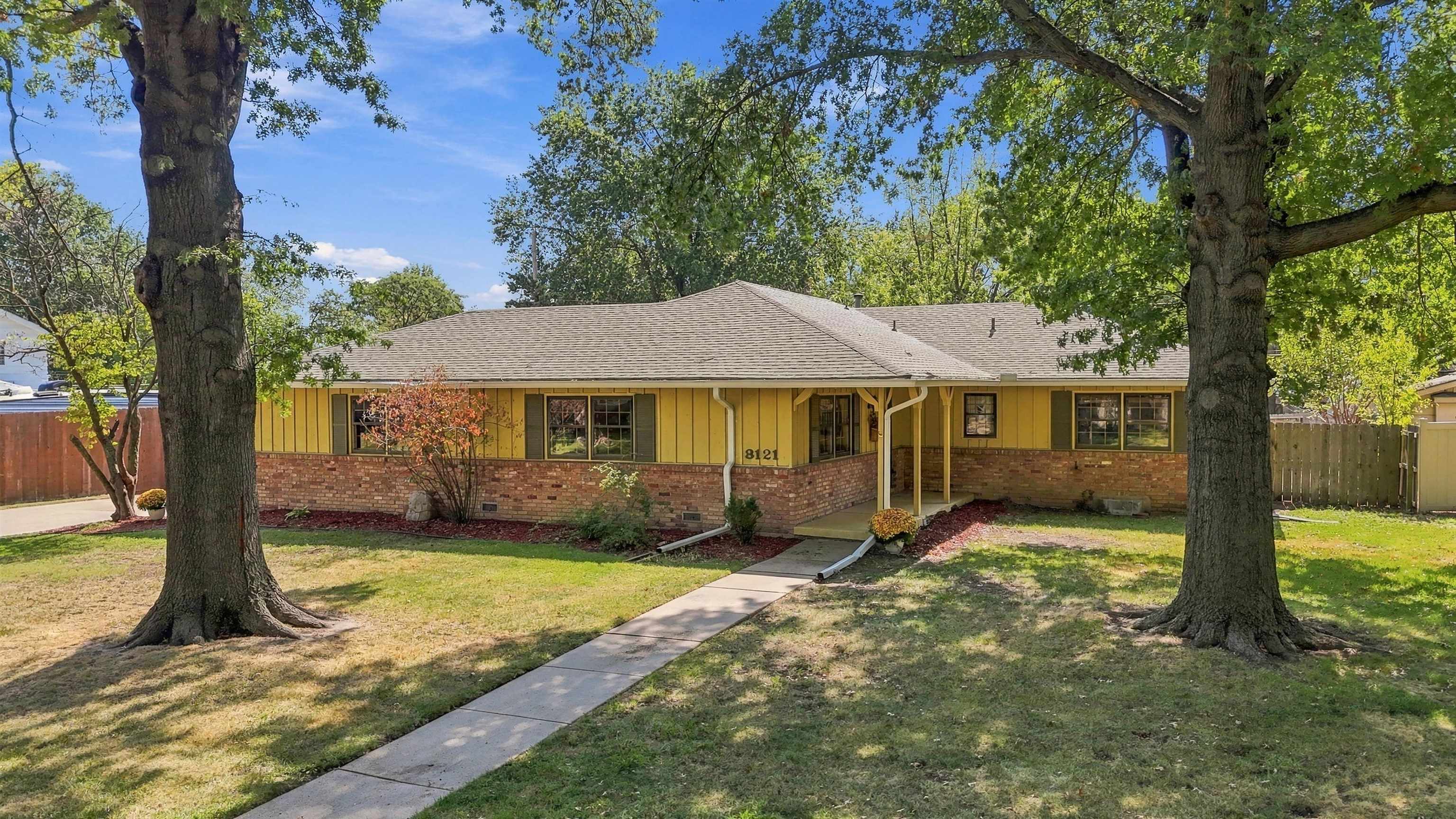 8121 E Mockingbird Ln Property Photo 1