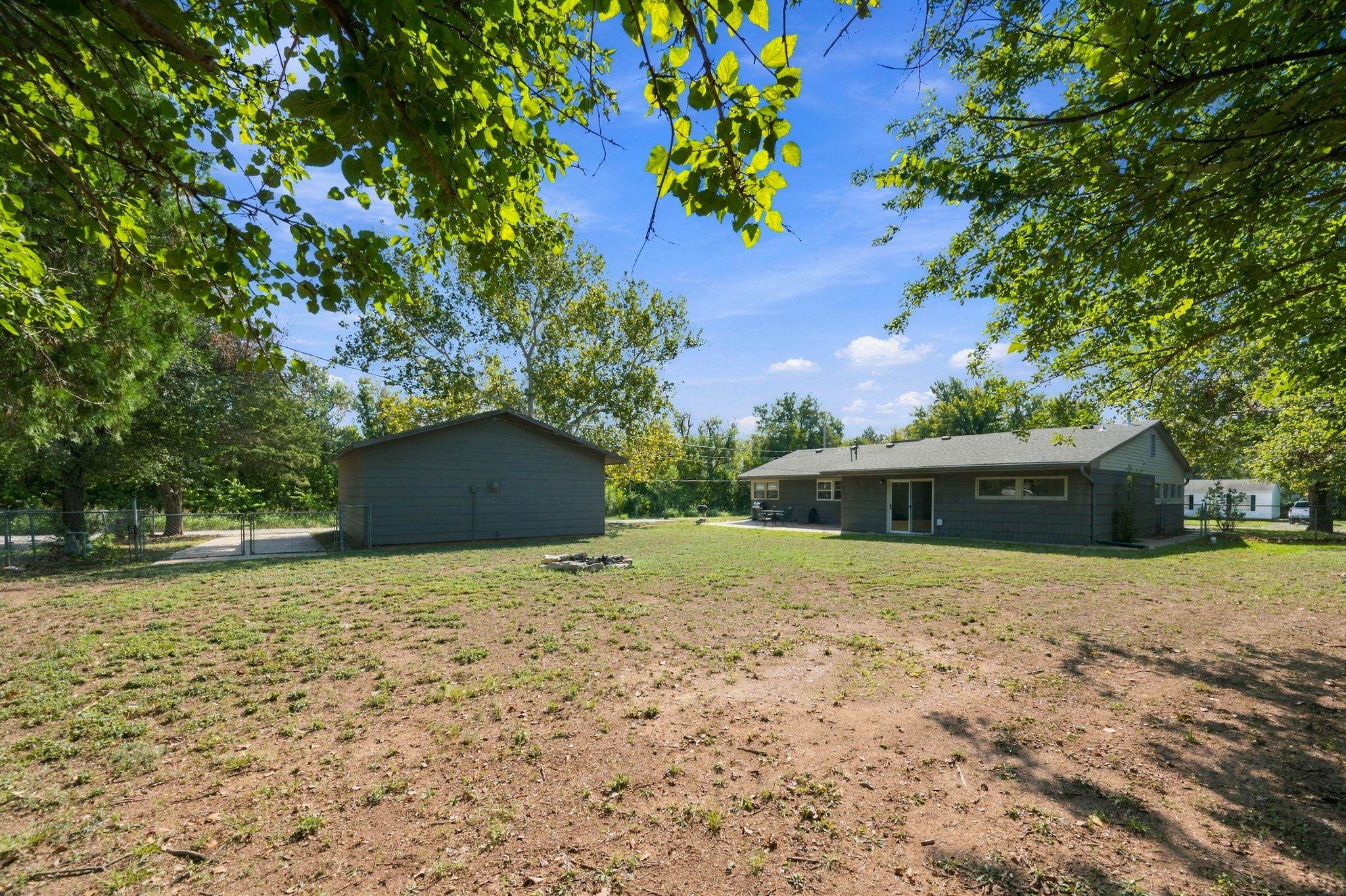 215 E South Ave Property Photo 30