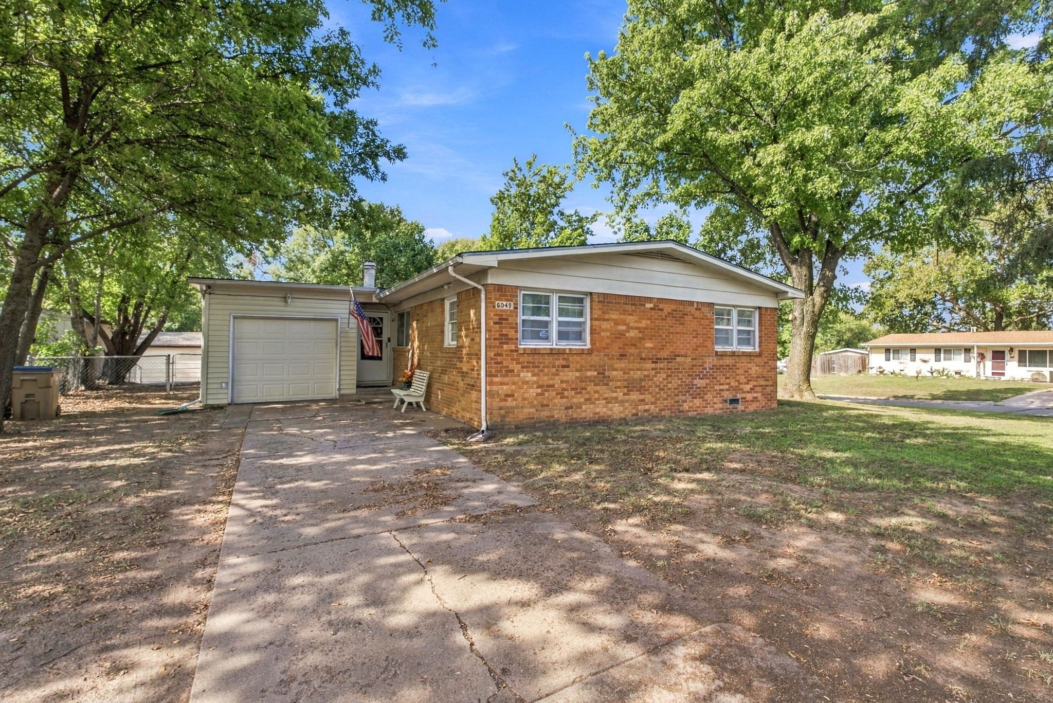 6049 N East Park View St Property Photo 1