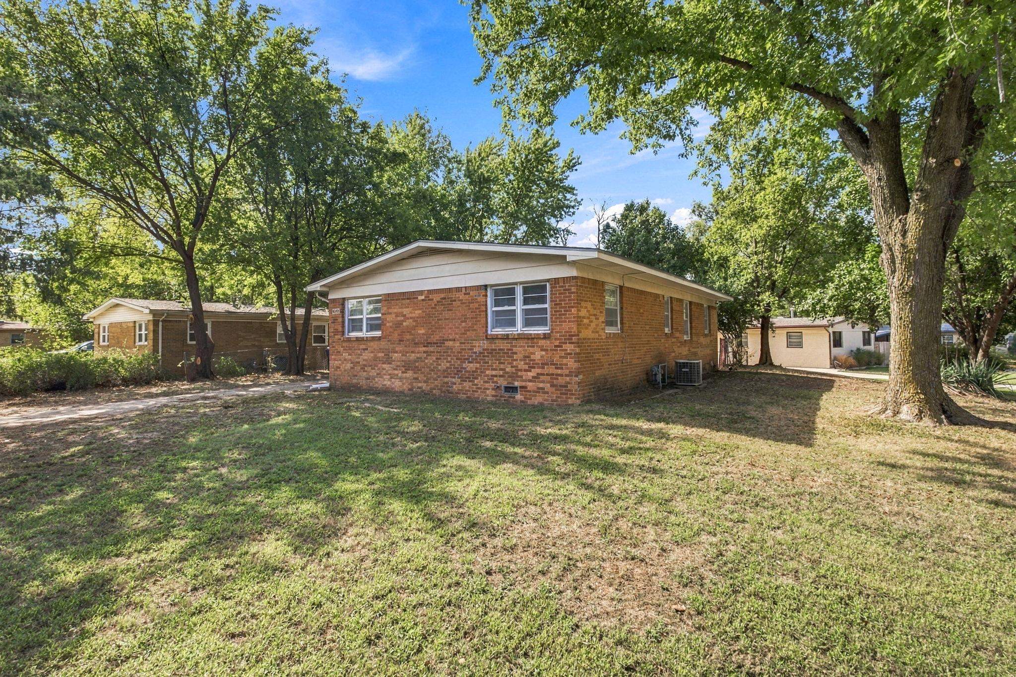 6049 N East Park View St Property Photo 3
