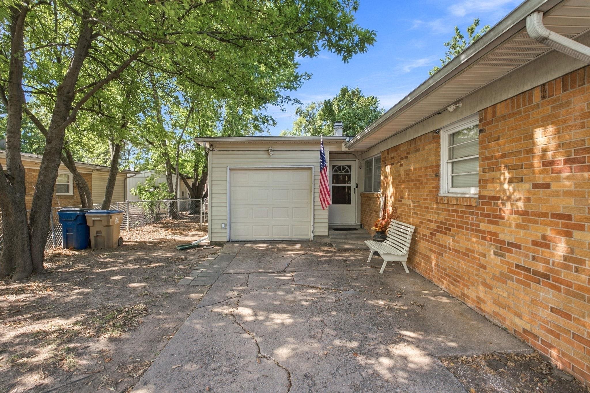 6049 N East Park View St Property Photo 4