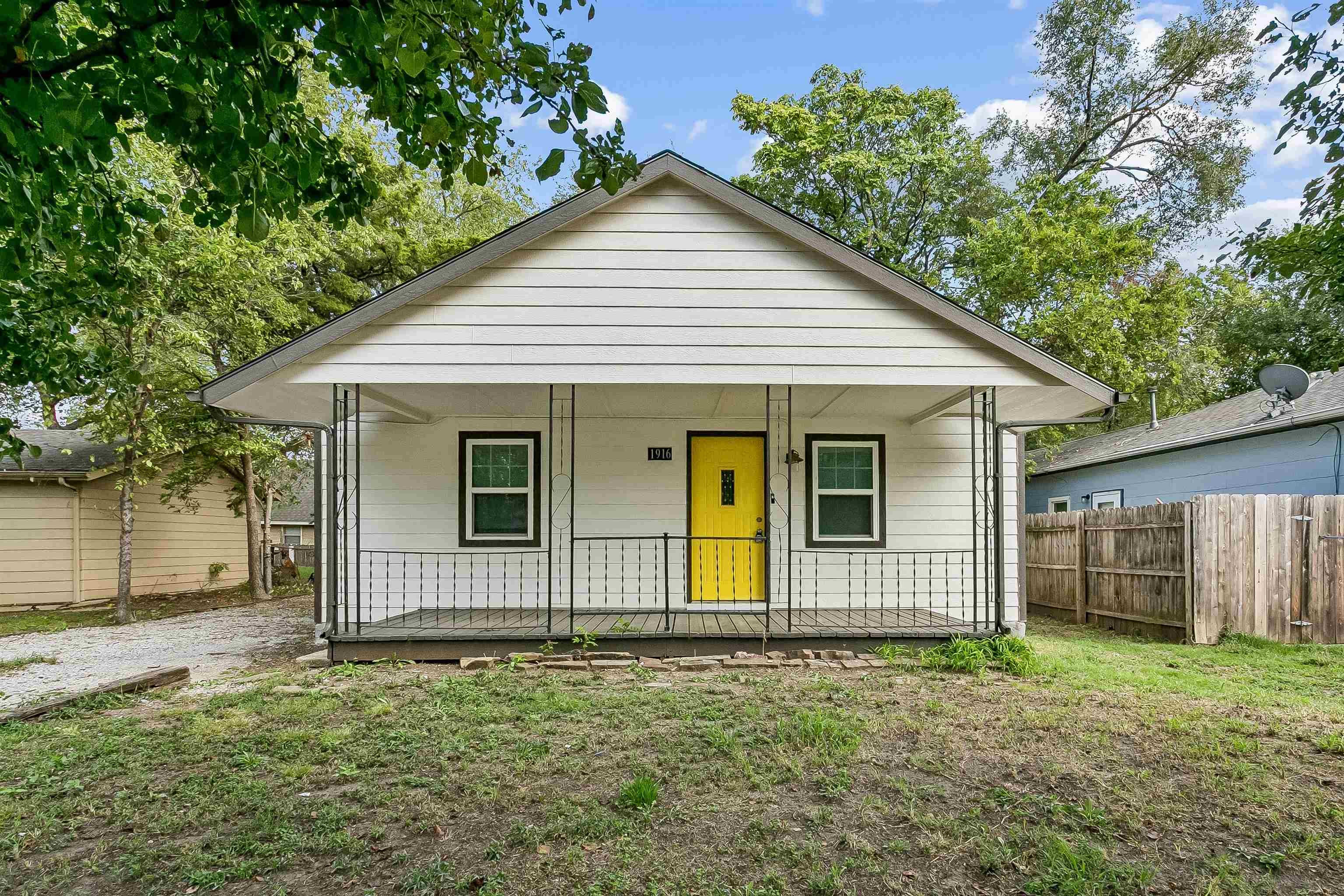 1916 S Mosley Property Photo 1