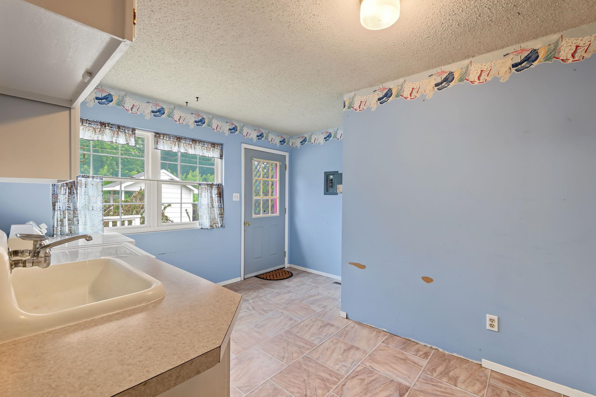 705 S College Property Photo 15