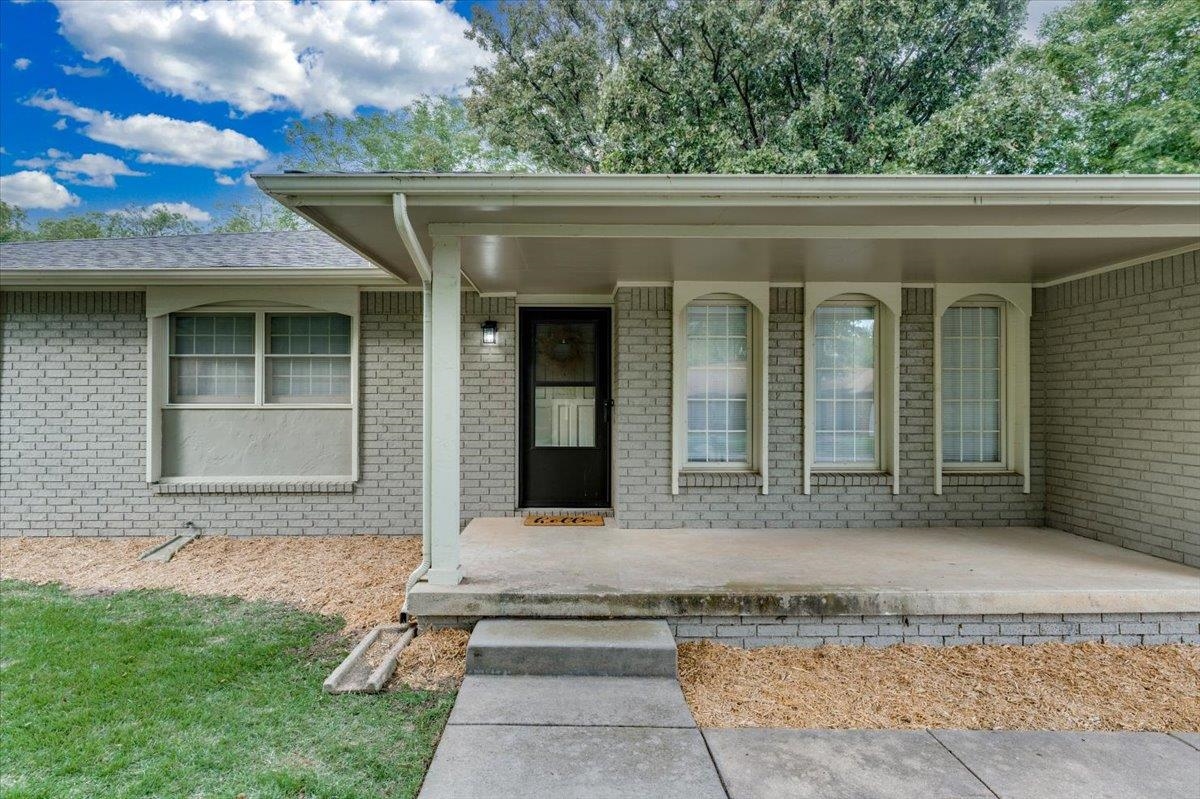 849 N Brook Forest Rd Property Photo 1
