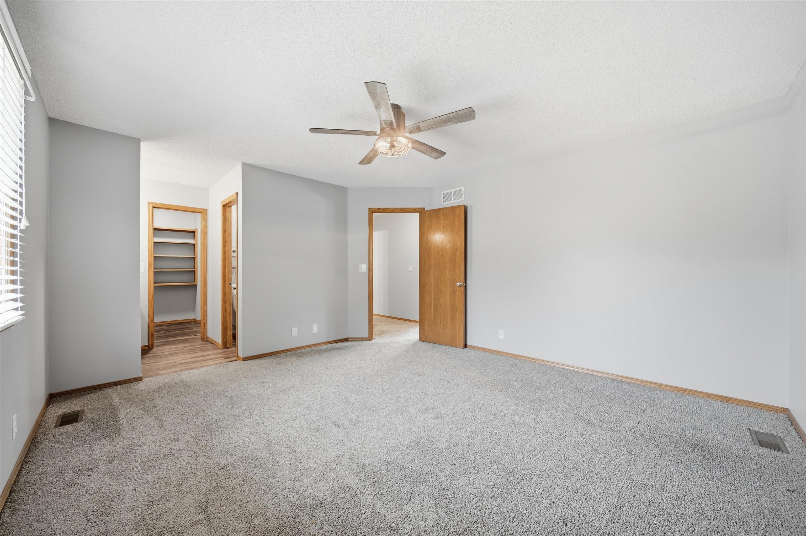 1527 N Pine Grove St Property Photo 2