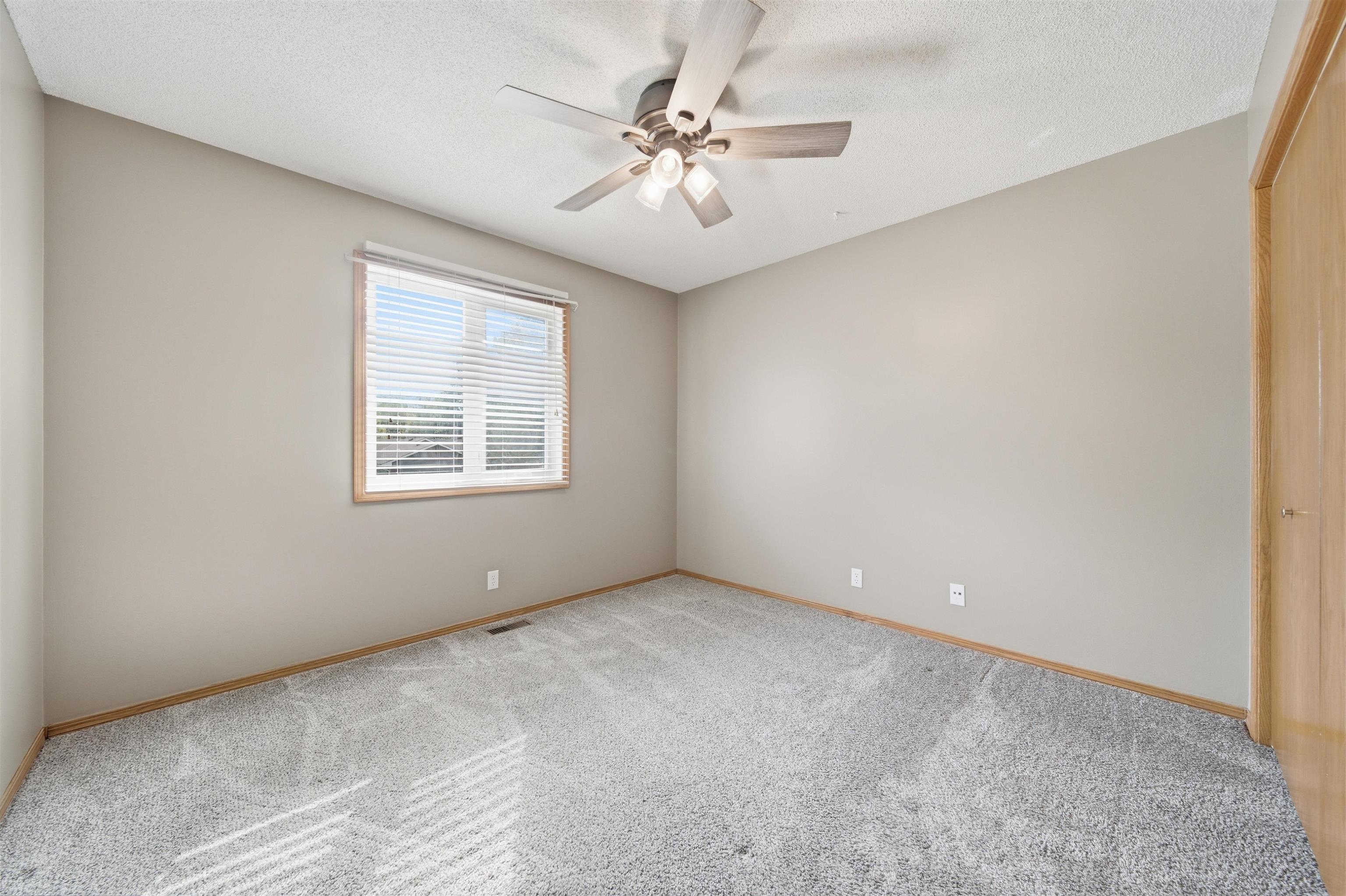 1527 N Pine Grove St Property Photo 5