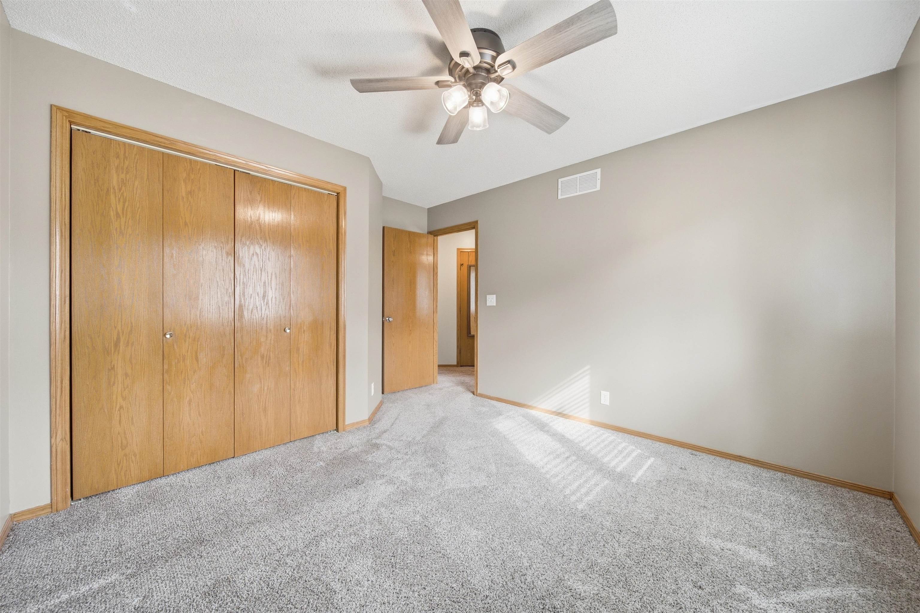1527 N Pine Grove St Property Photo 6