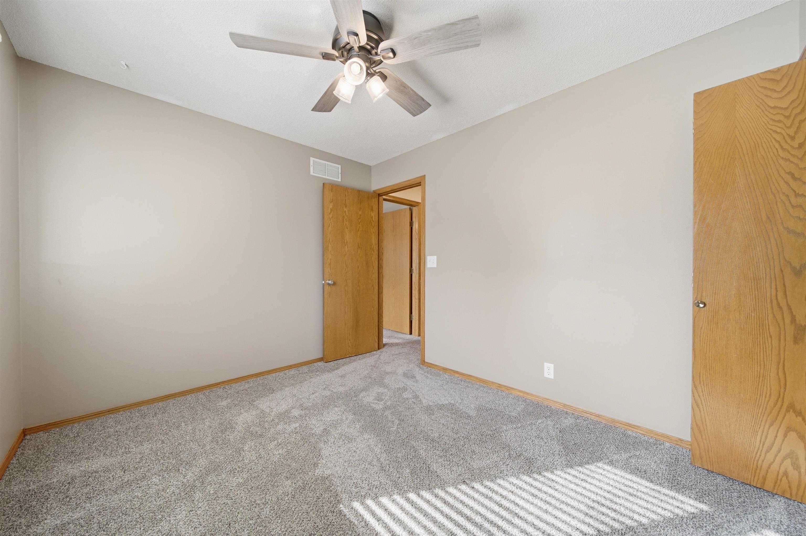 1527 N Pine Grove St Property Photo 8