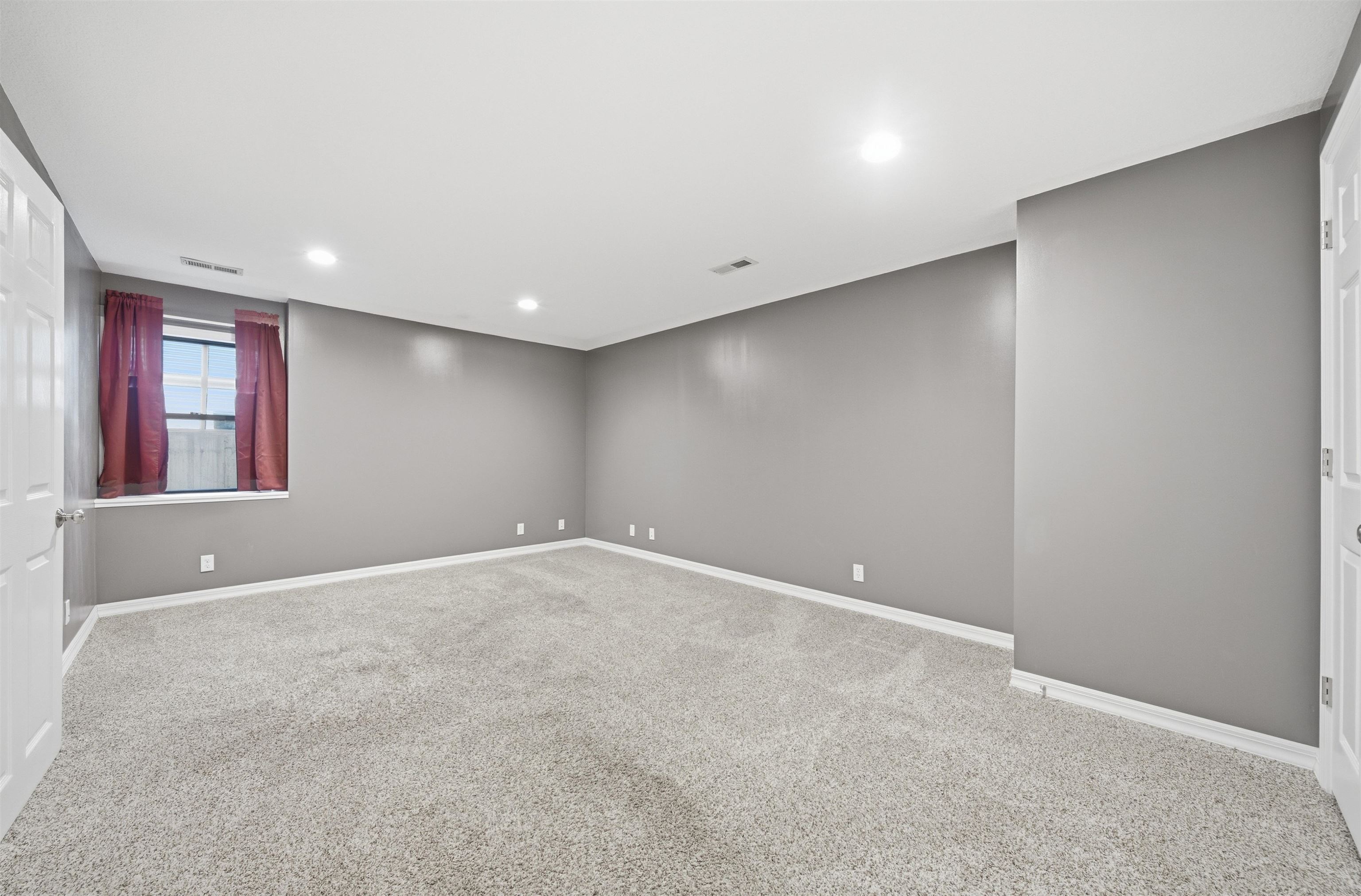 1527 N Pine Grove St Property Photo 9