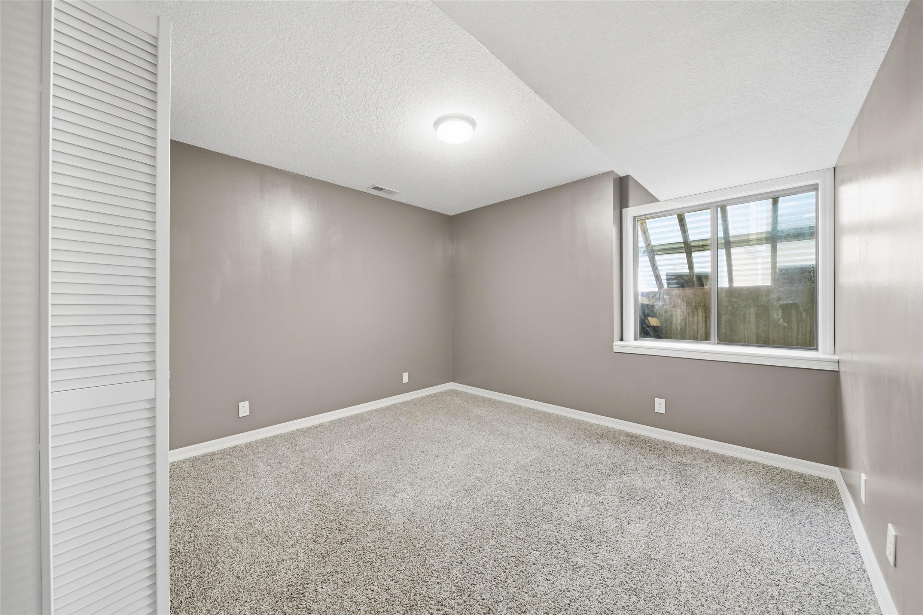 1527 N Pine Grove St Property Photo 11