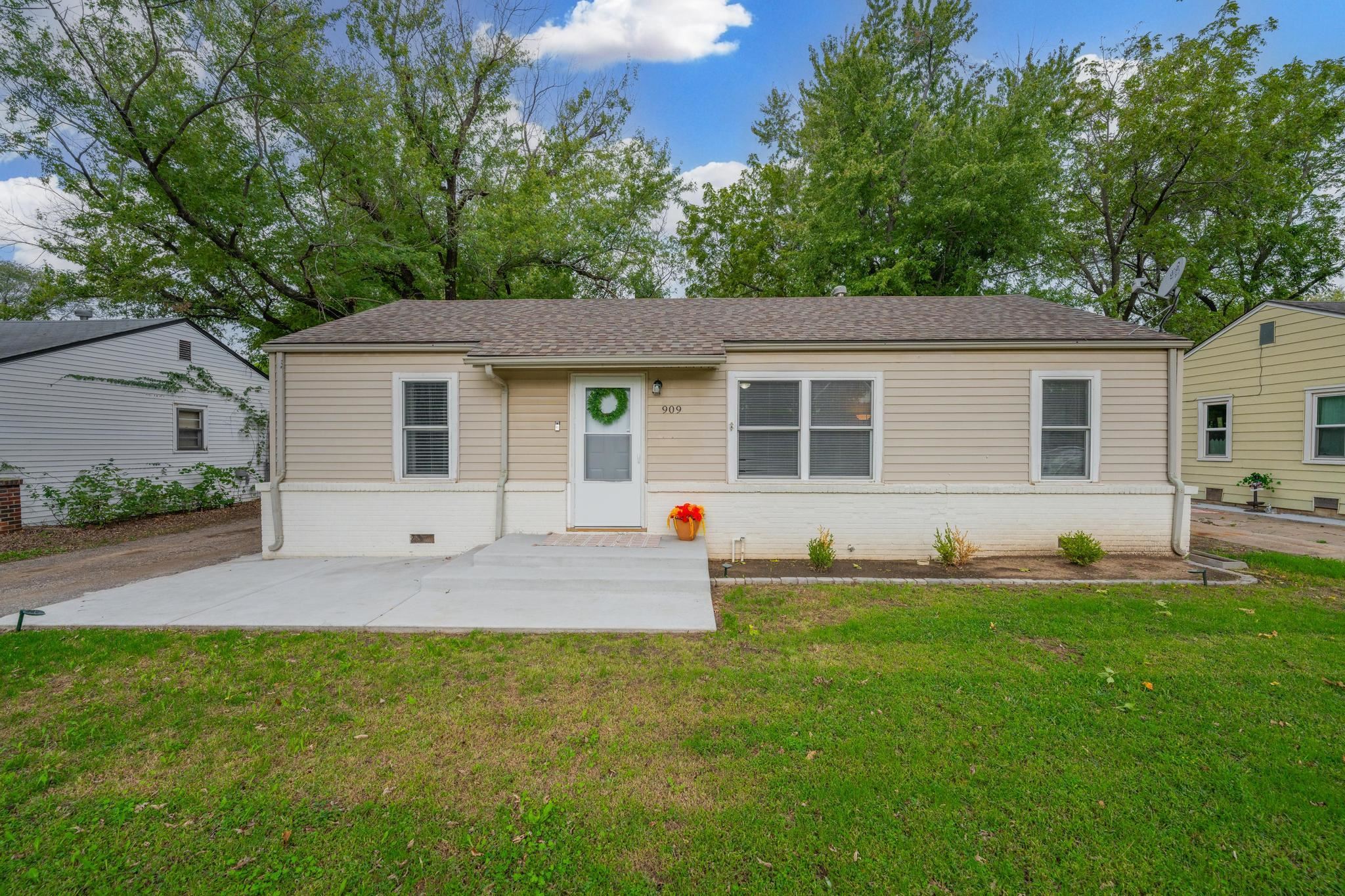 909 N Derby Property Photo 2