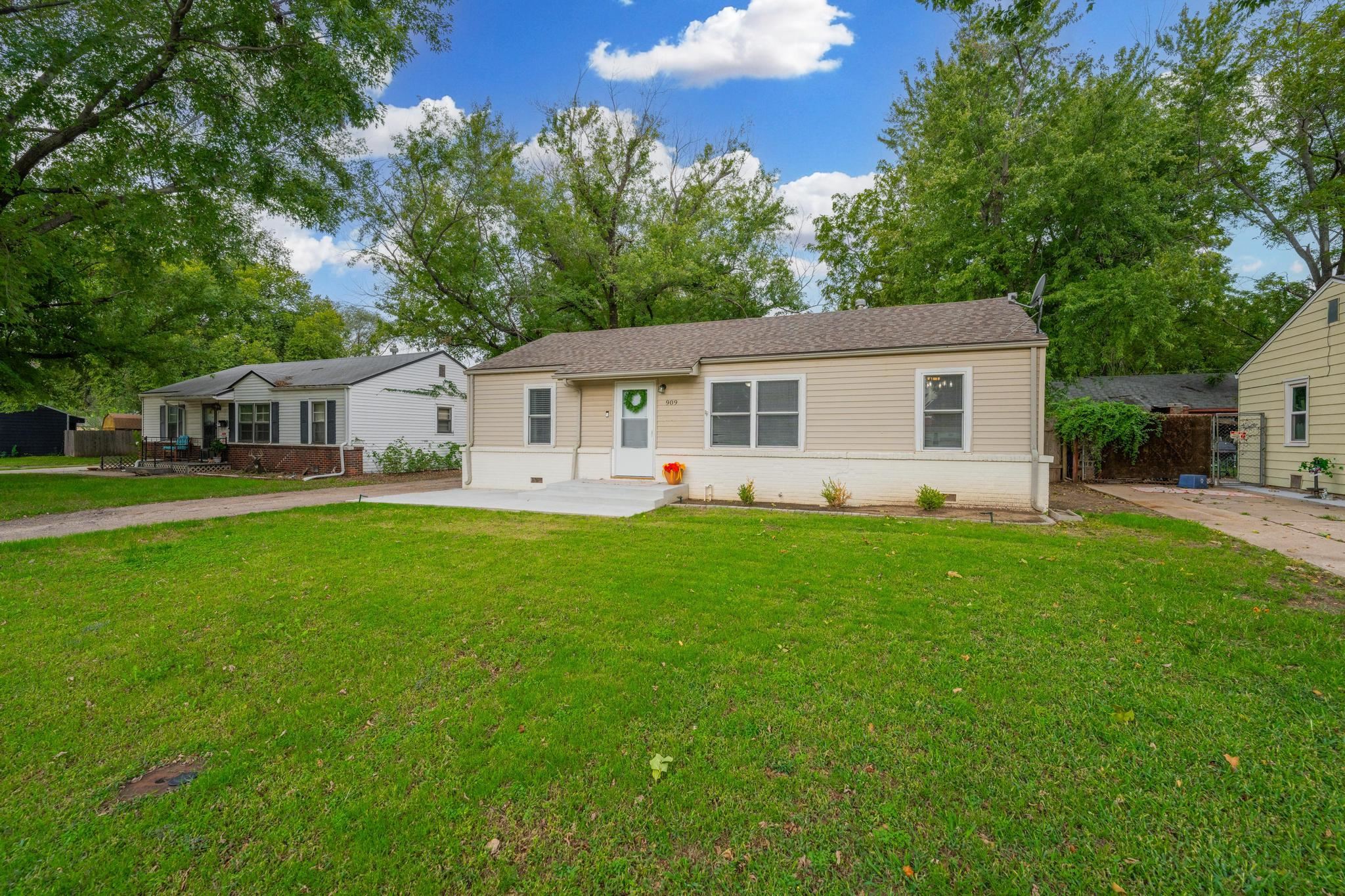 909 N Derby Property Photo 3