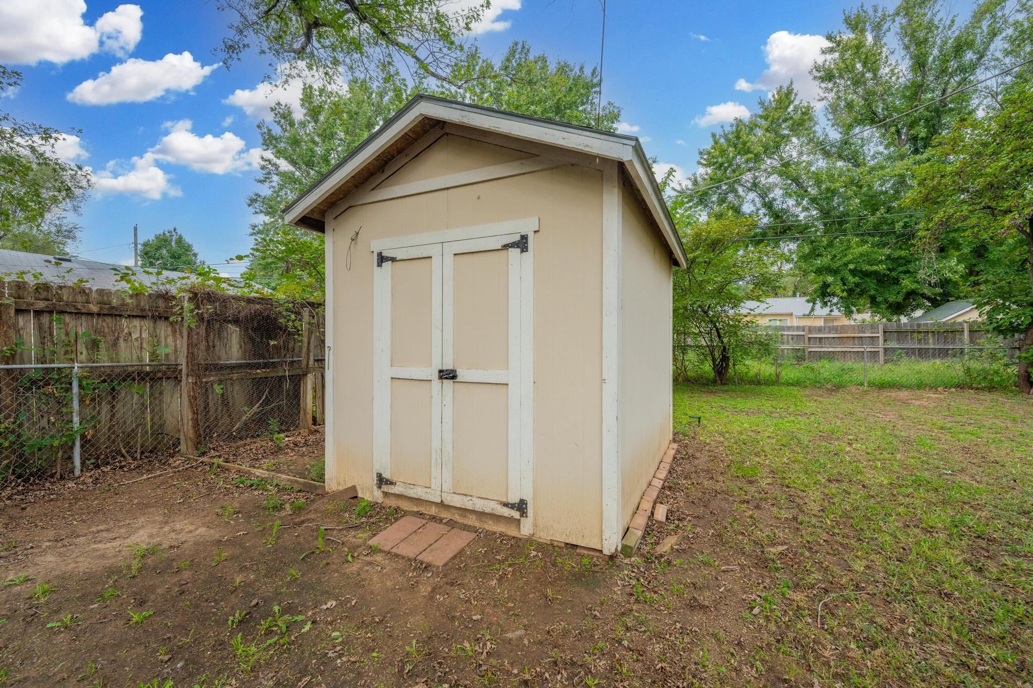 909 N Derby Property Photo 27