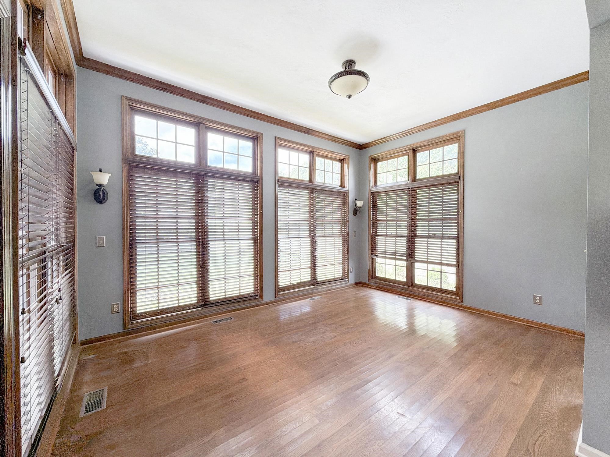 6836 Glenwood St Property Photo 8