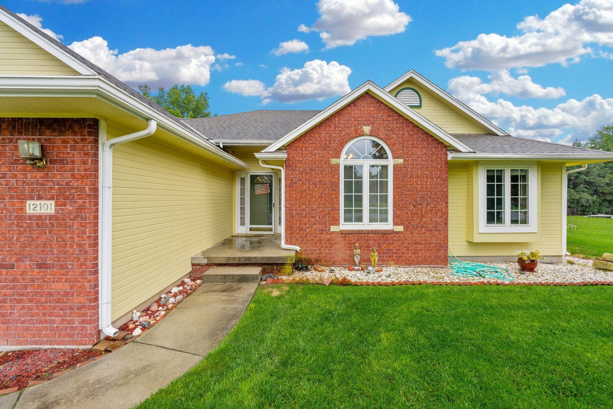 12101 E Moonglow Ave Property Photo 3