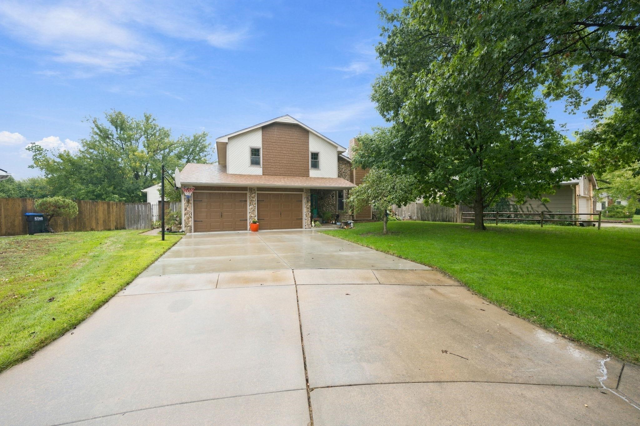 10216 W May Ct Property Photo 2