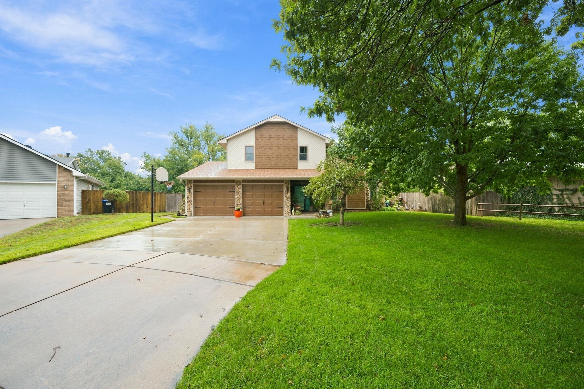 10216 W May Ct Property Photo 3
