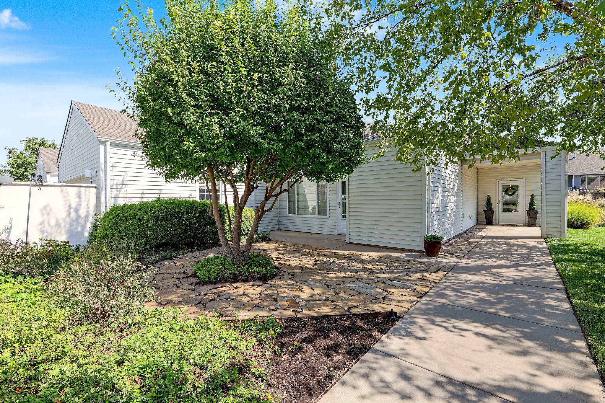 814 N Woodridge St Property Photo 2
