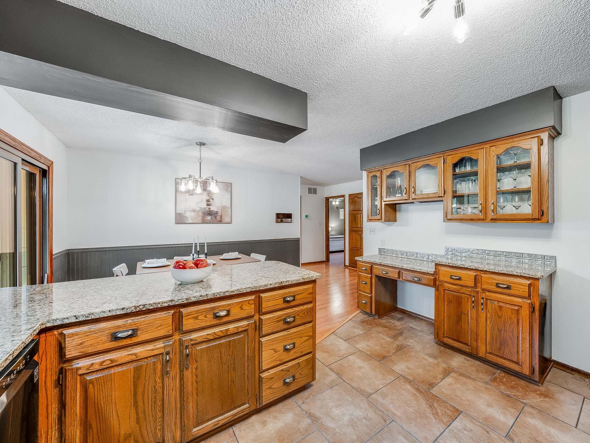 1409 N Wagon Wheel Ct Property Photo 5