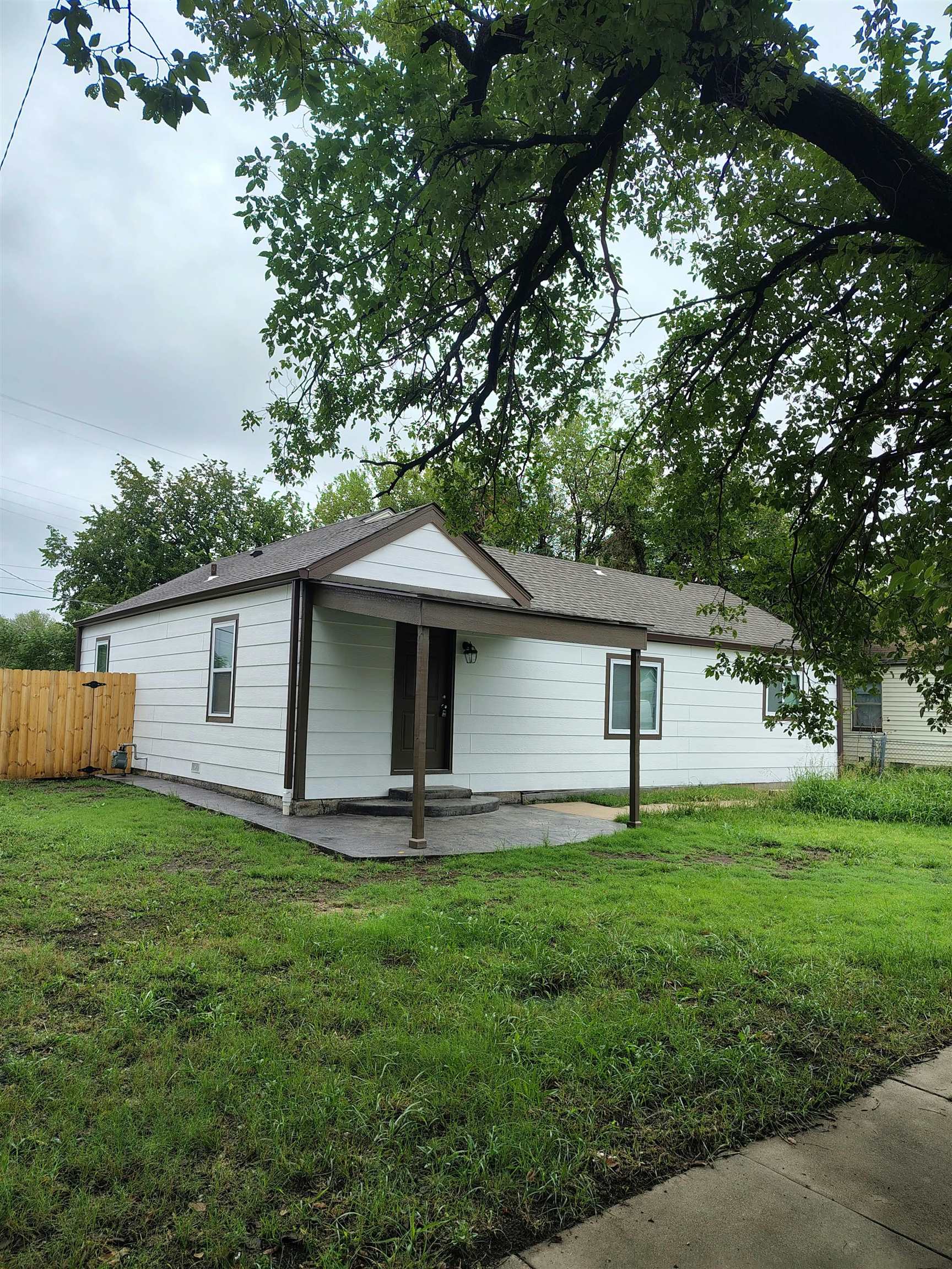 2302 E Mossman Ave Property Photo 1