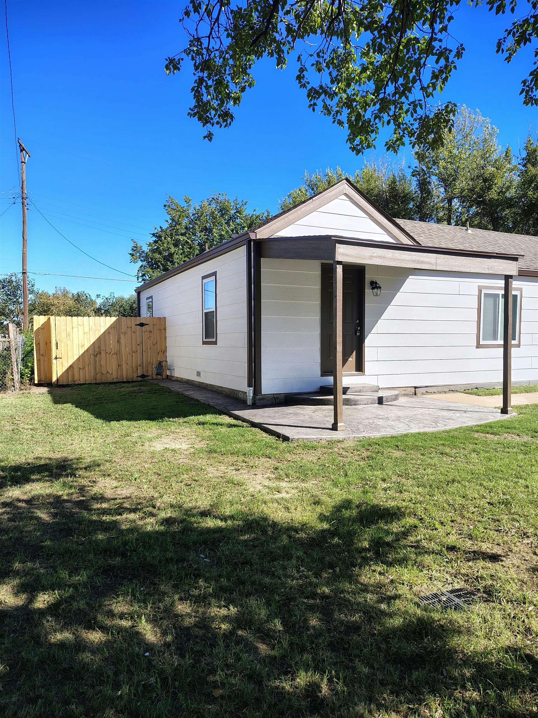 2302 E Mossman Ave Property Photo 2