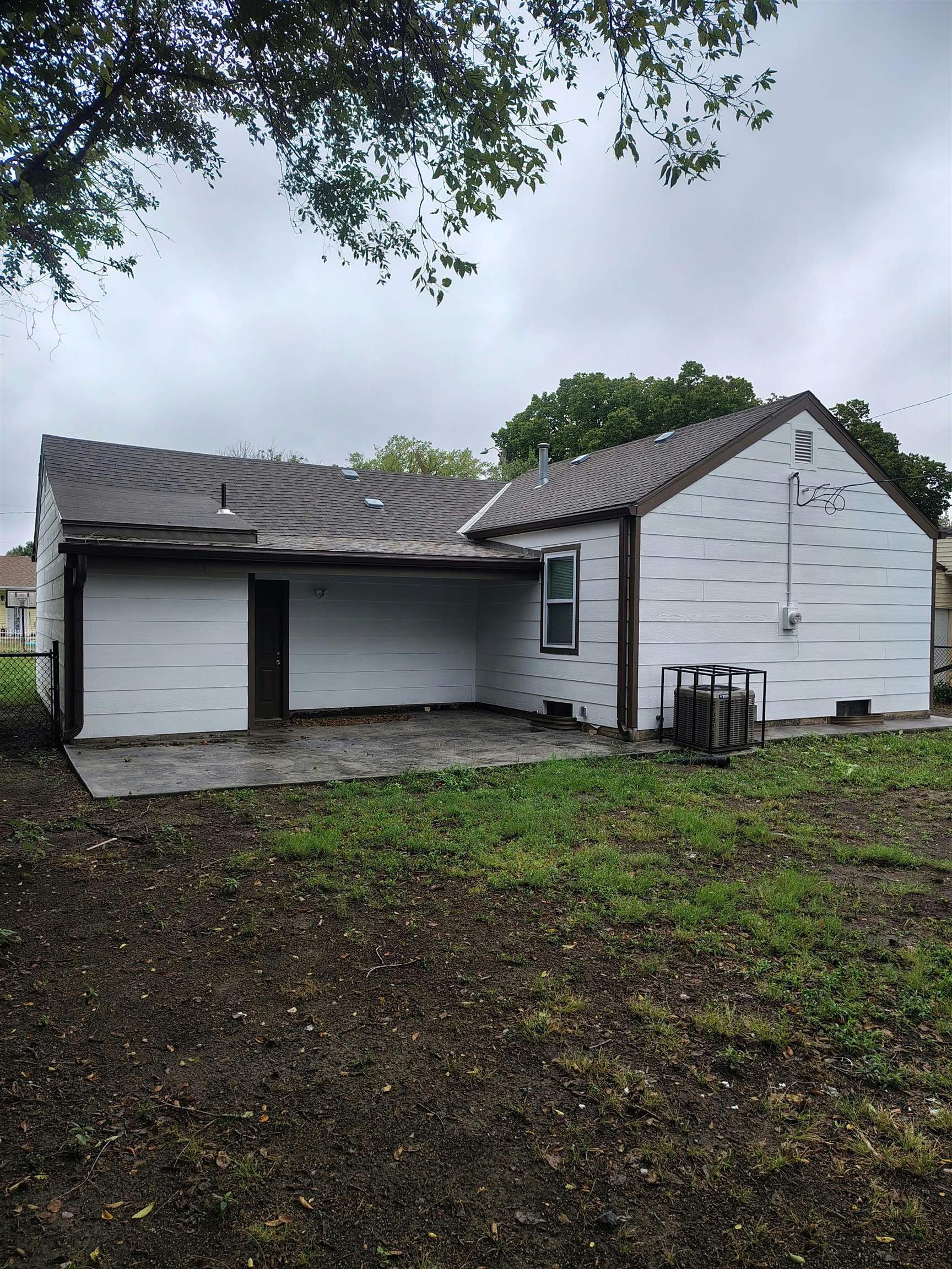 2302 E Mossman Ave Property Photo 4
