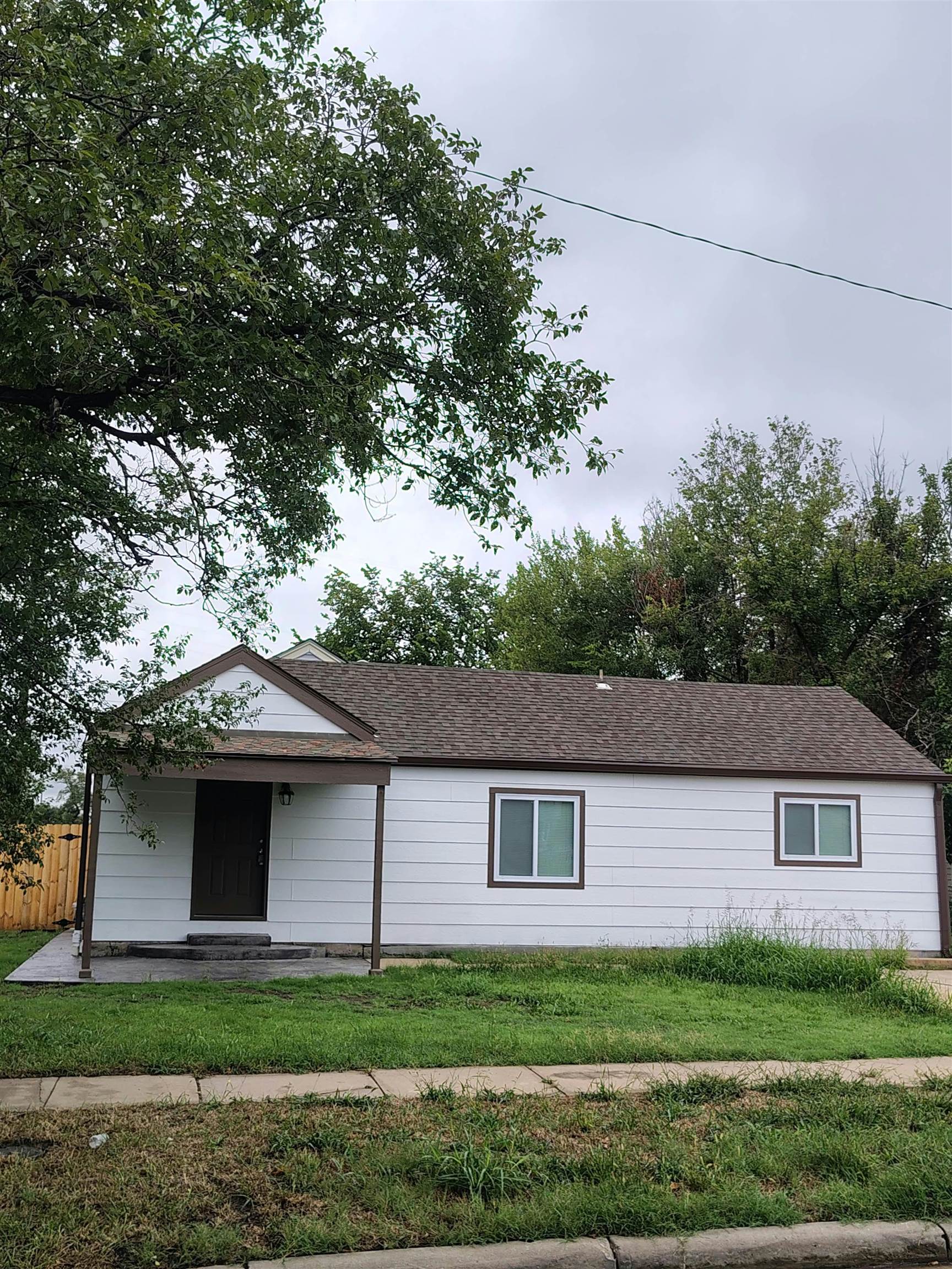 2302 E Mossman Ave Property Photo 4