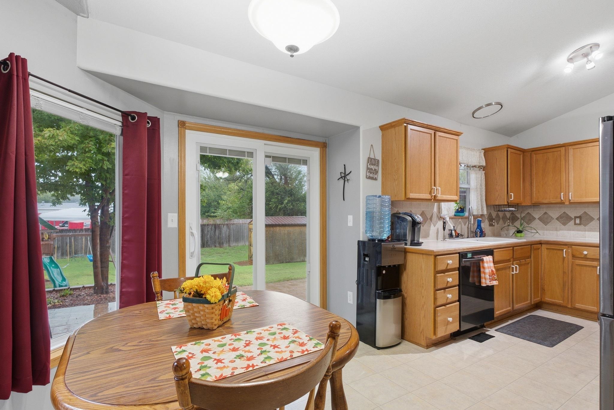 1514 E Mona St Property Photo 4