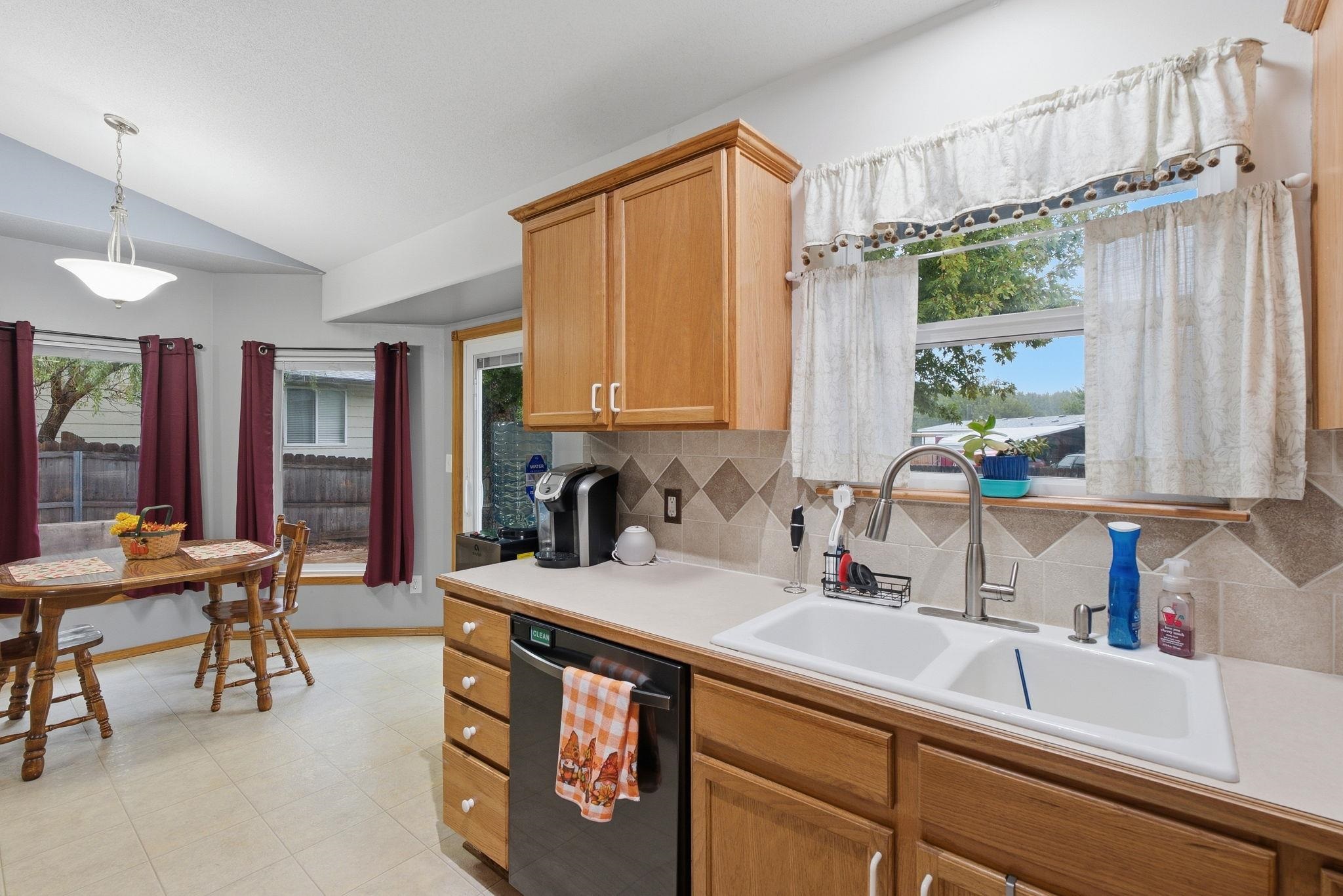 1514 E Mona St Property Photo 6