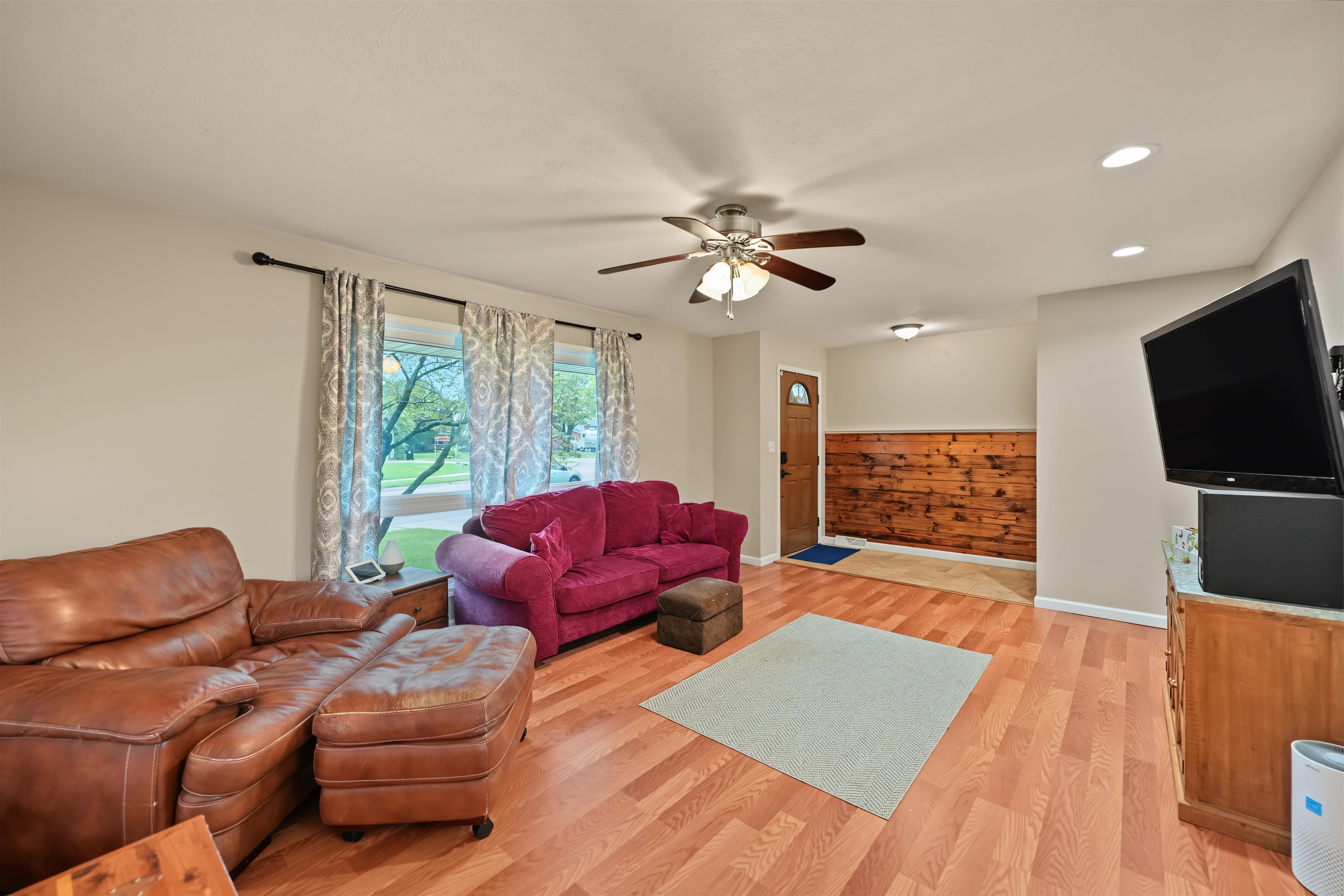 2213 Mayfair Dr. Property Photo 2