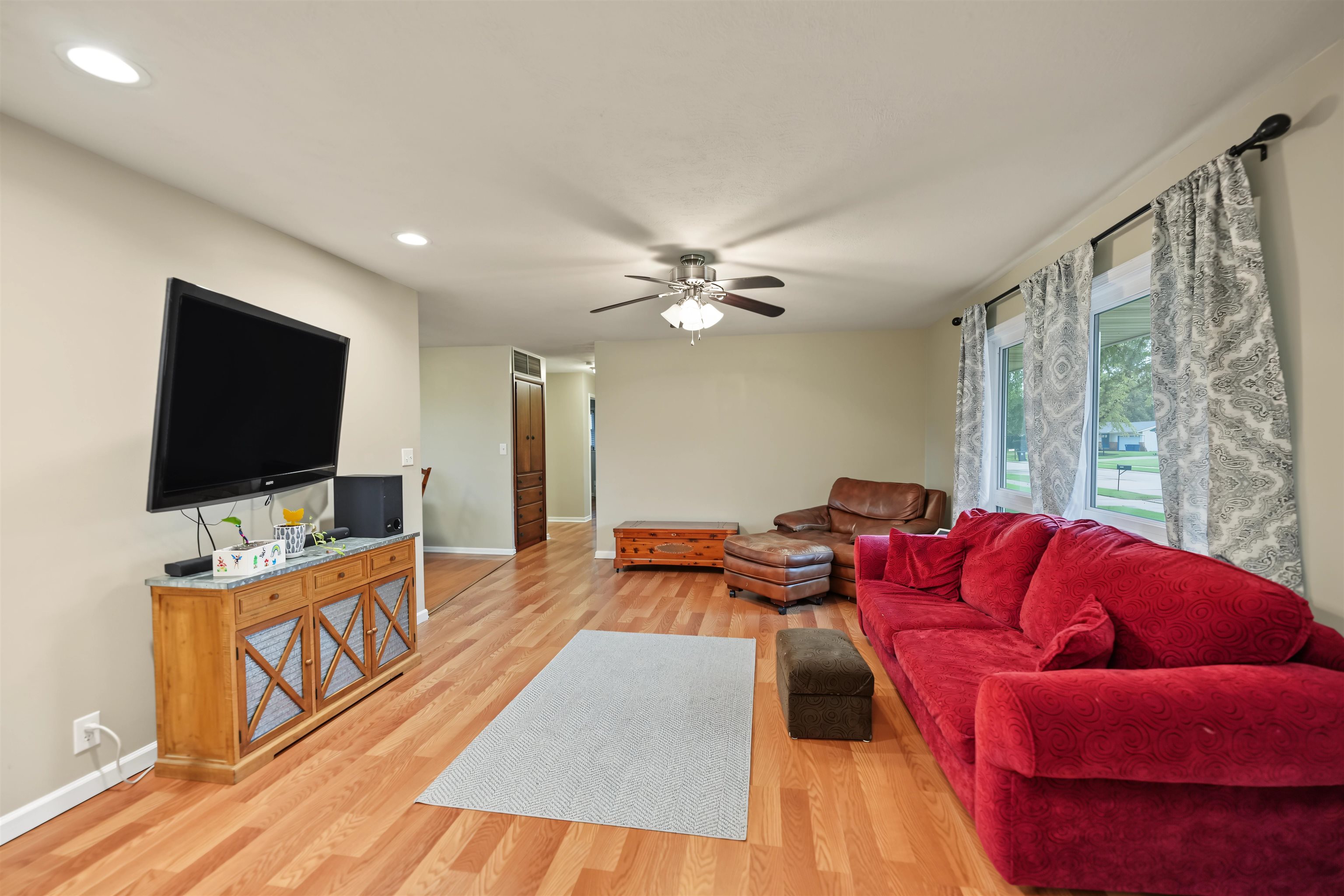 2213 Mayfair Dr. Property Photo 3