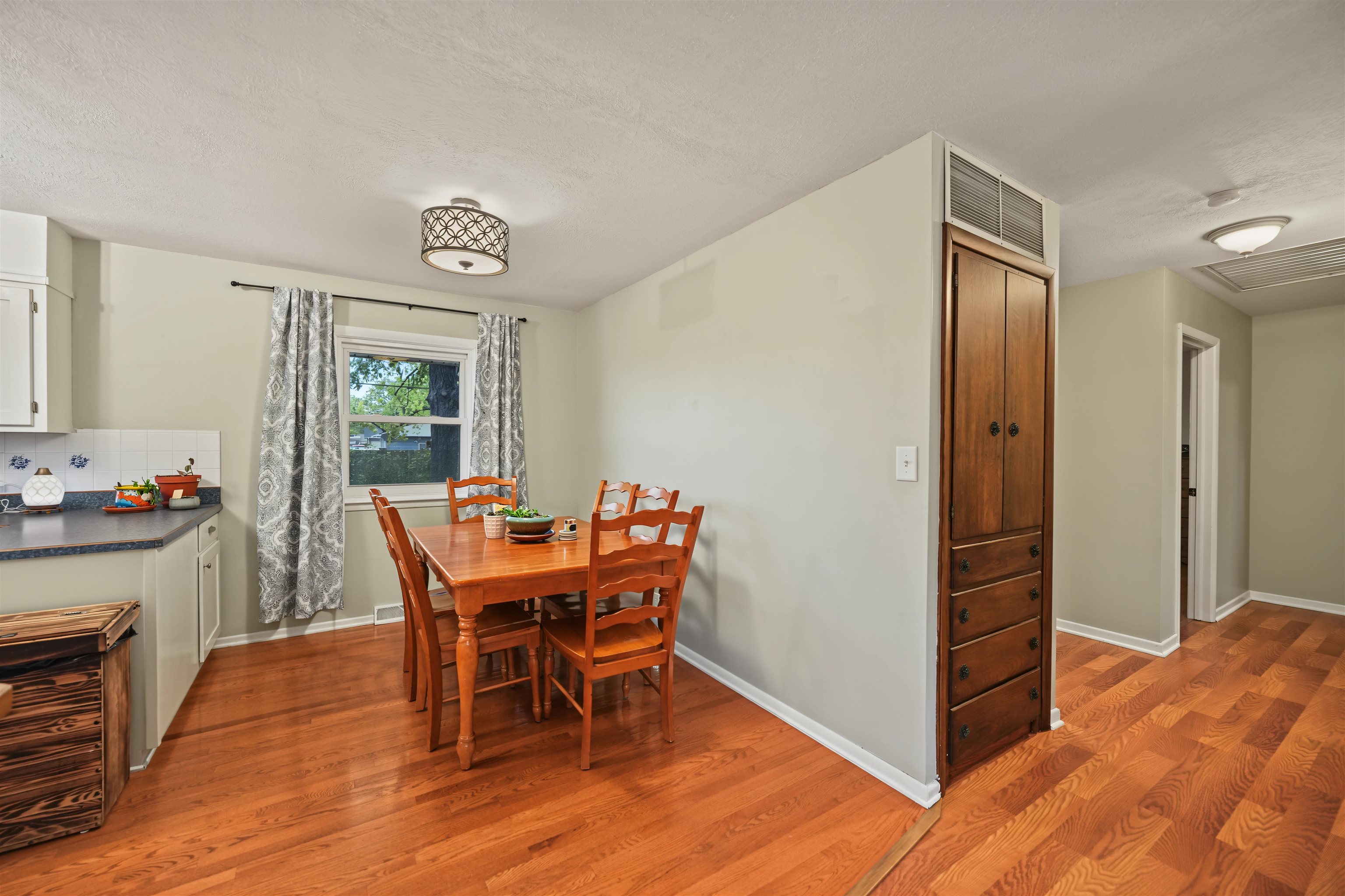 2213 Mayfair Dr. Property Photo 4