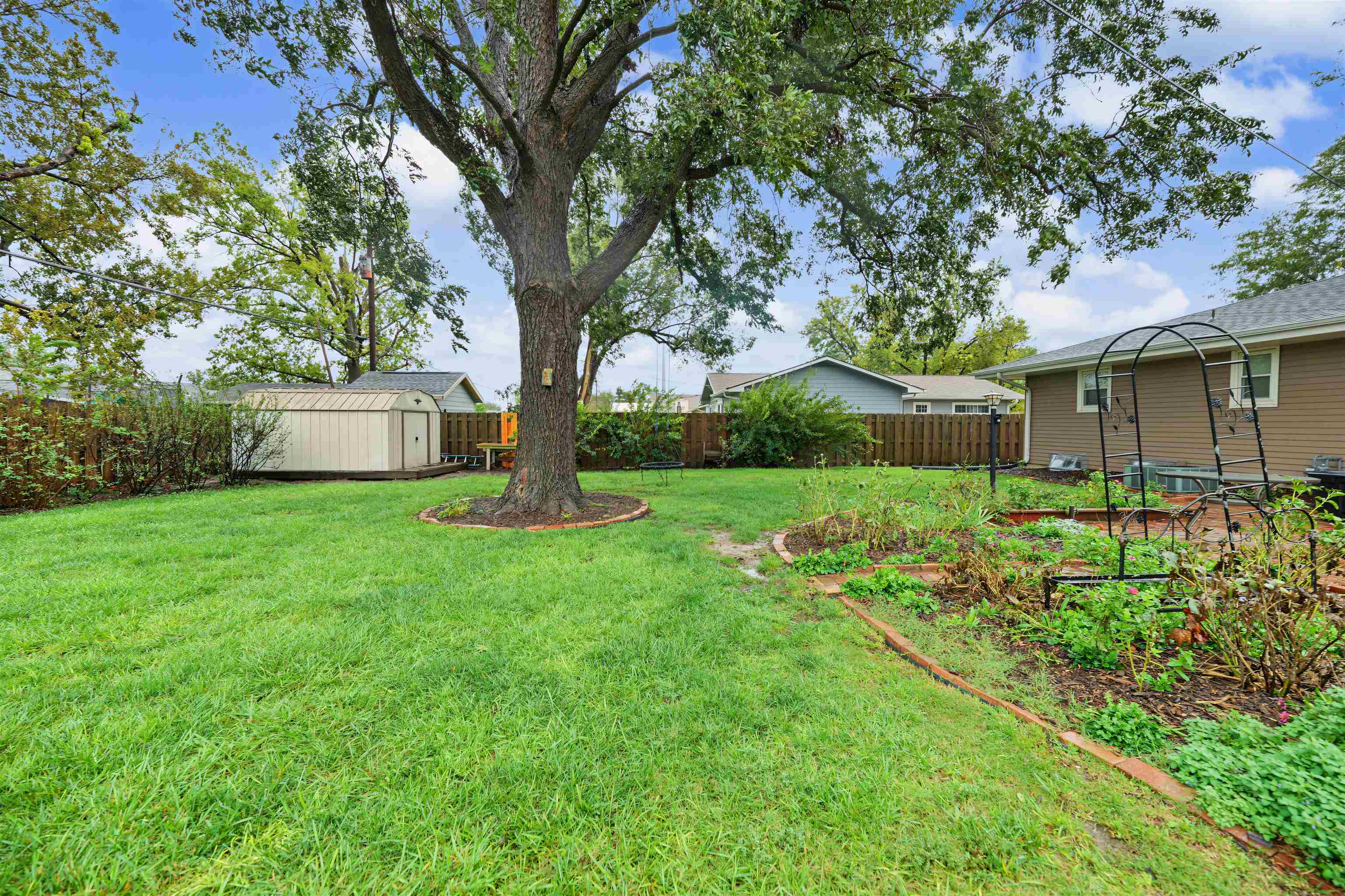 2213 Mayfair Dr. Property Photo 23