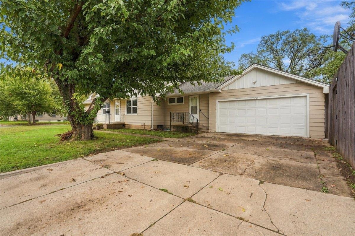 1421 E Kinkaid St Property Photo 2