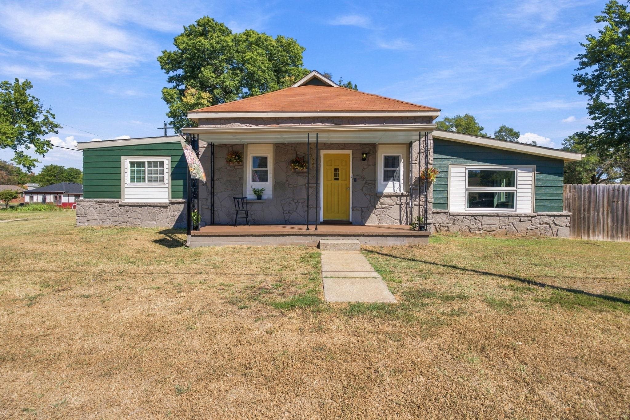608 W Cedar Property Photo 1