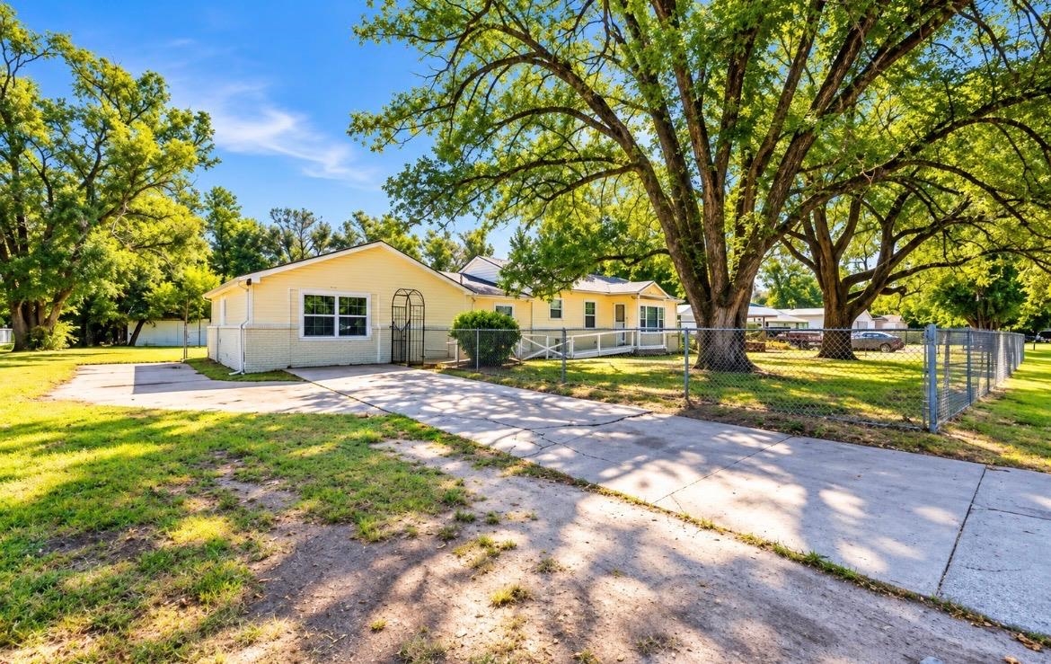 4204 S Bartlow Dr Property Photo 3