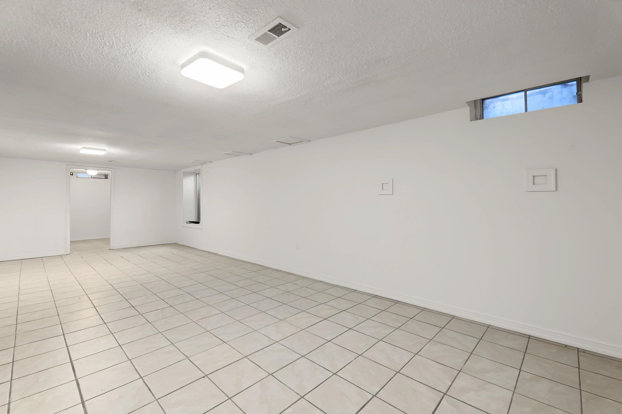 4431 N Auburn St Property Photo 25