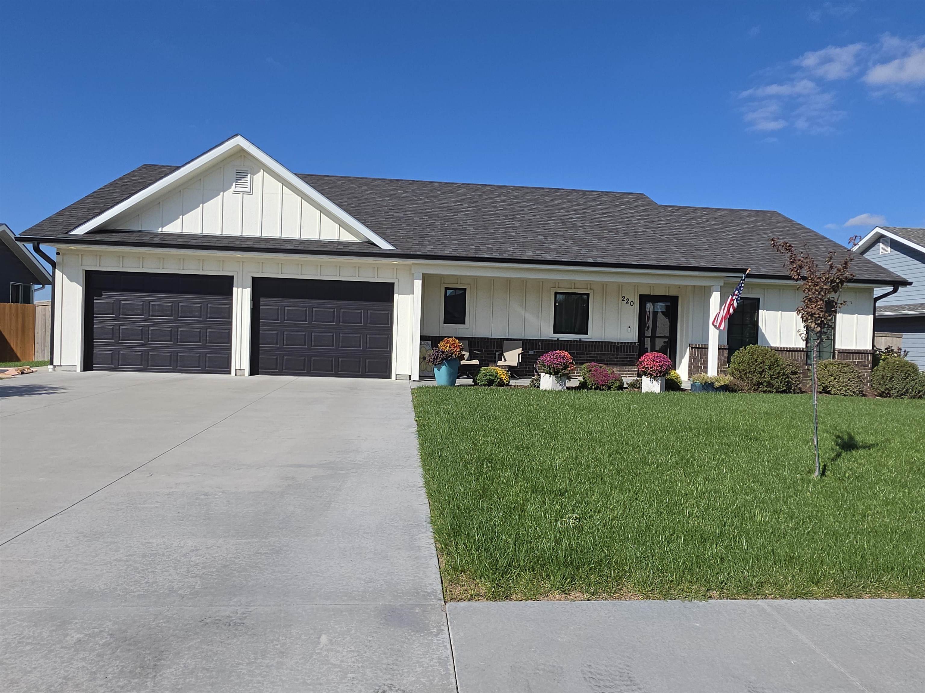 220 Redbud St Property Photo 1