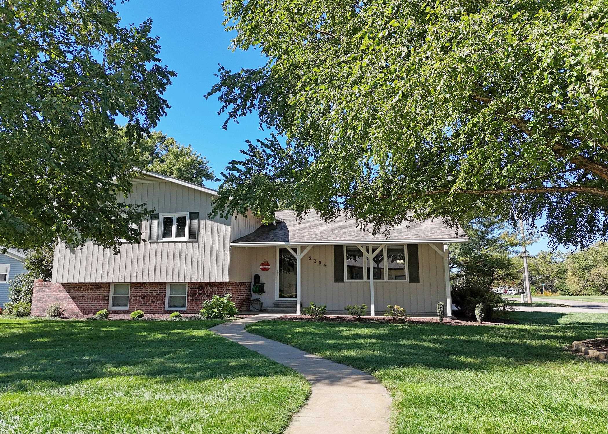 2304 Fairway Dr Property Photo 1