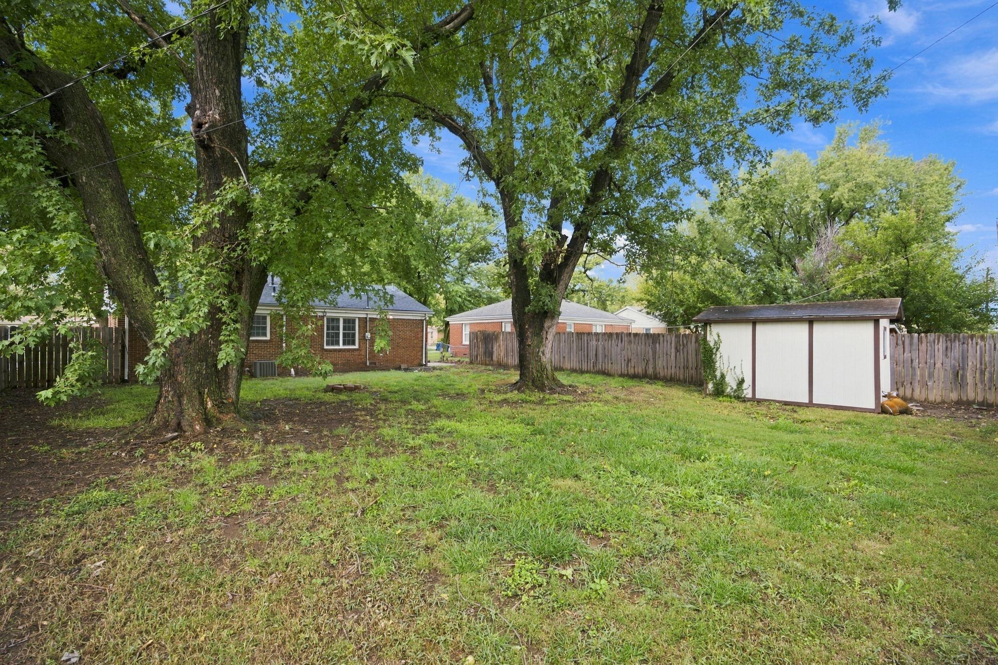 420 N Hillcrest Ave Property Photo 14