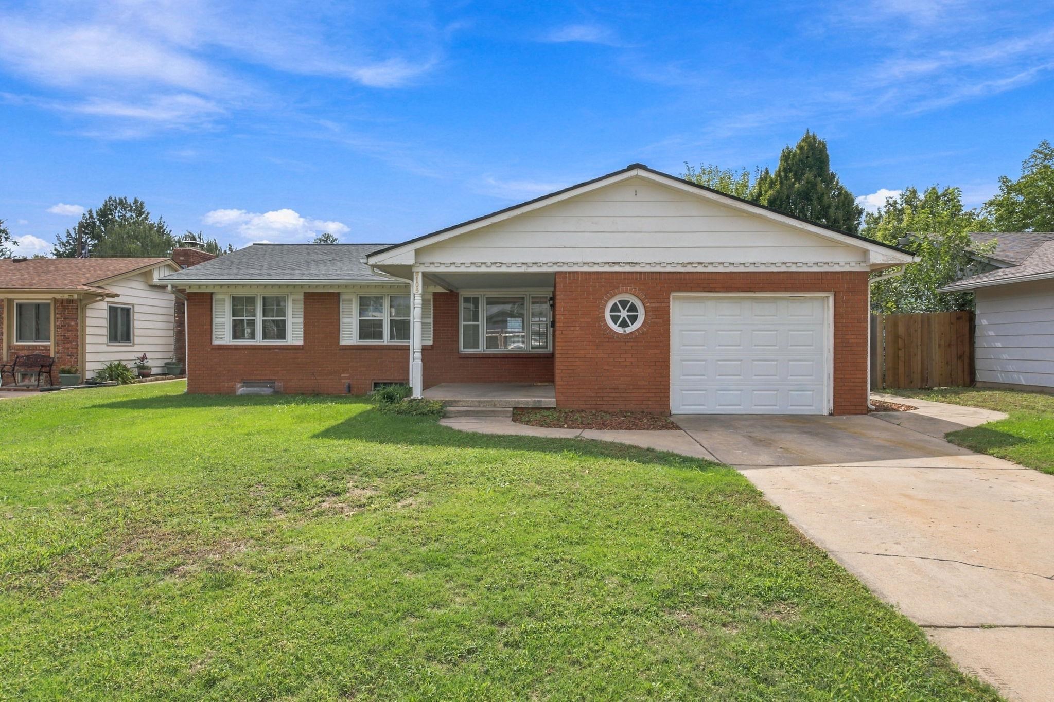 8105 E Clay St Property Photo 1