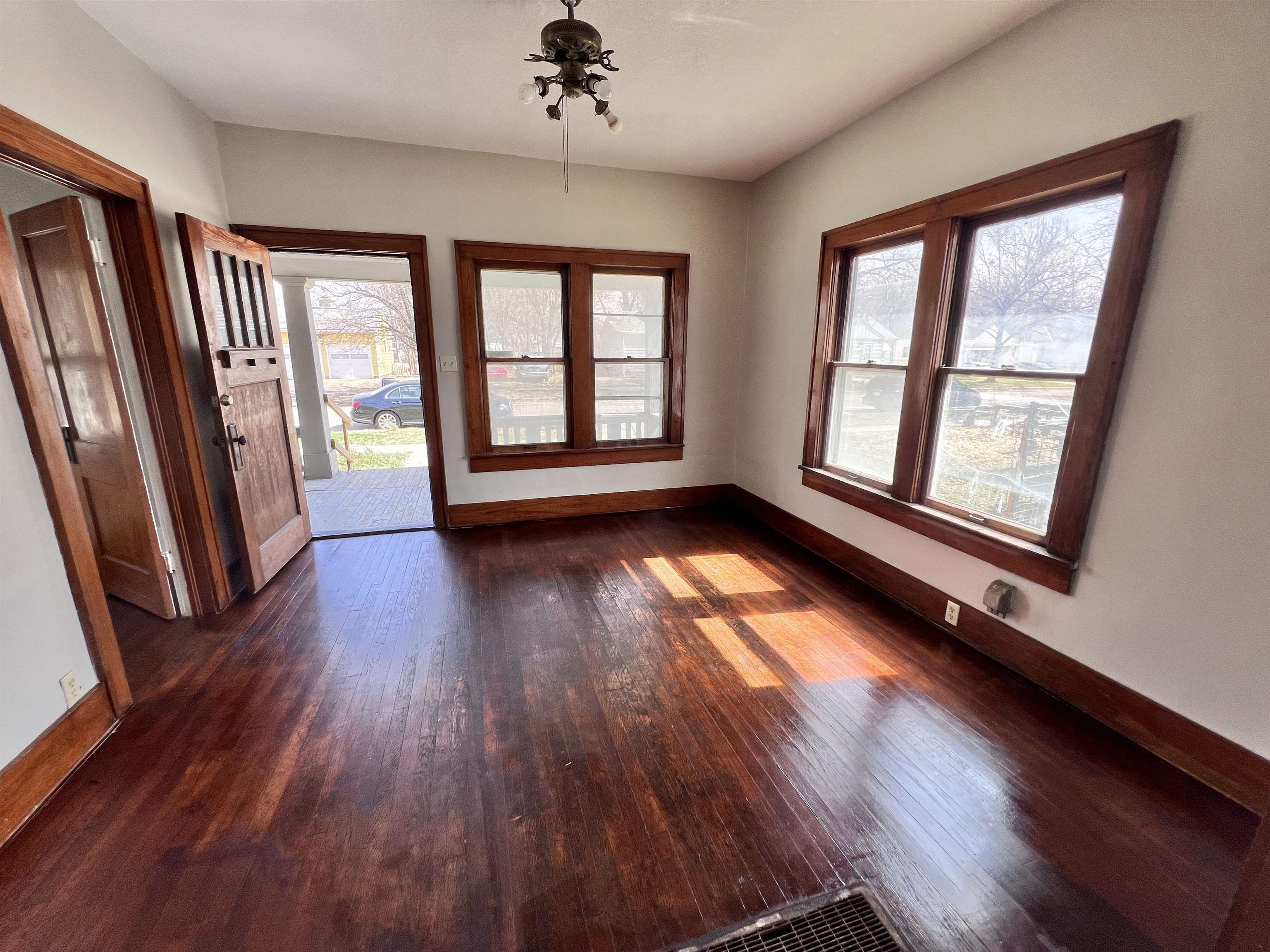 1915 S Topeka Avenue Property Photo 4