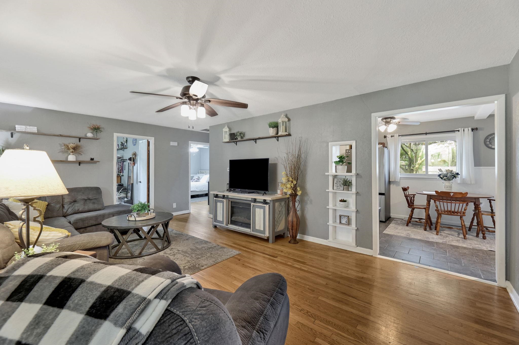 1703 N Cron St Property Photo 6