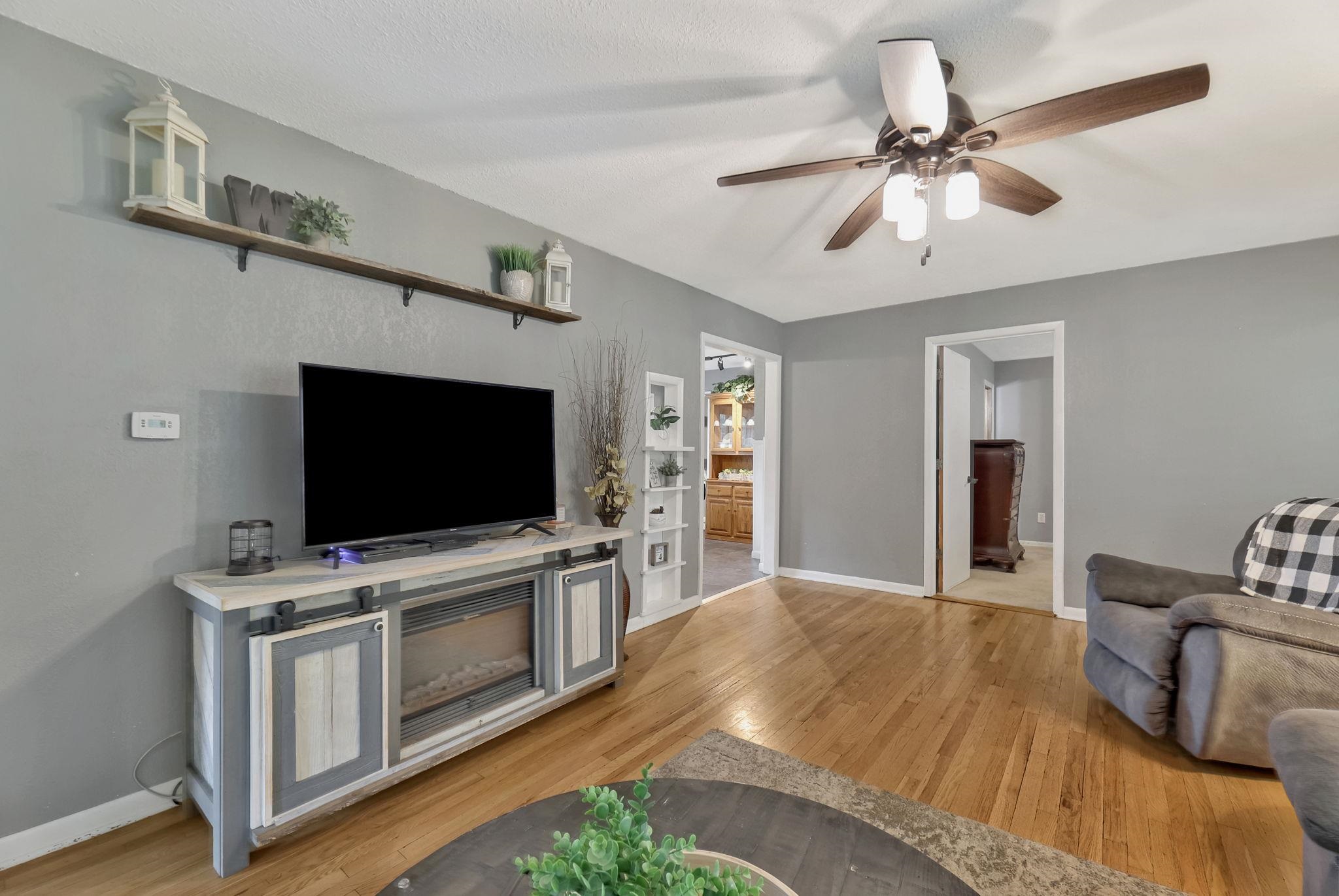 1703 N Cron St Property Photo 9