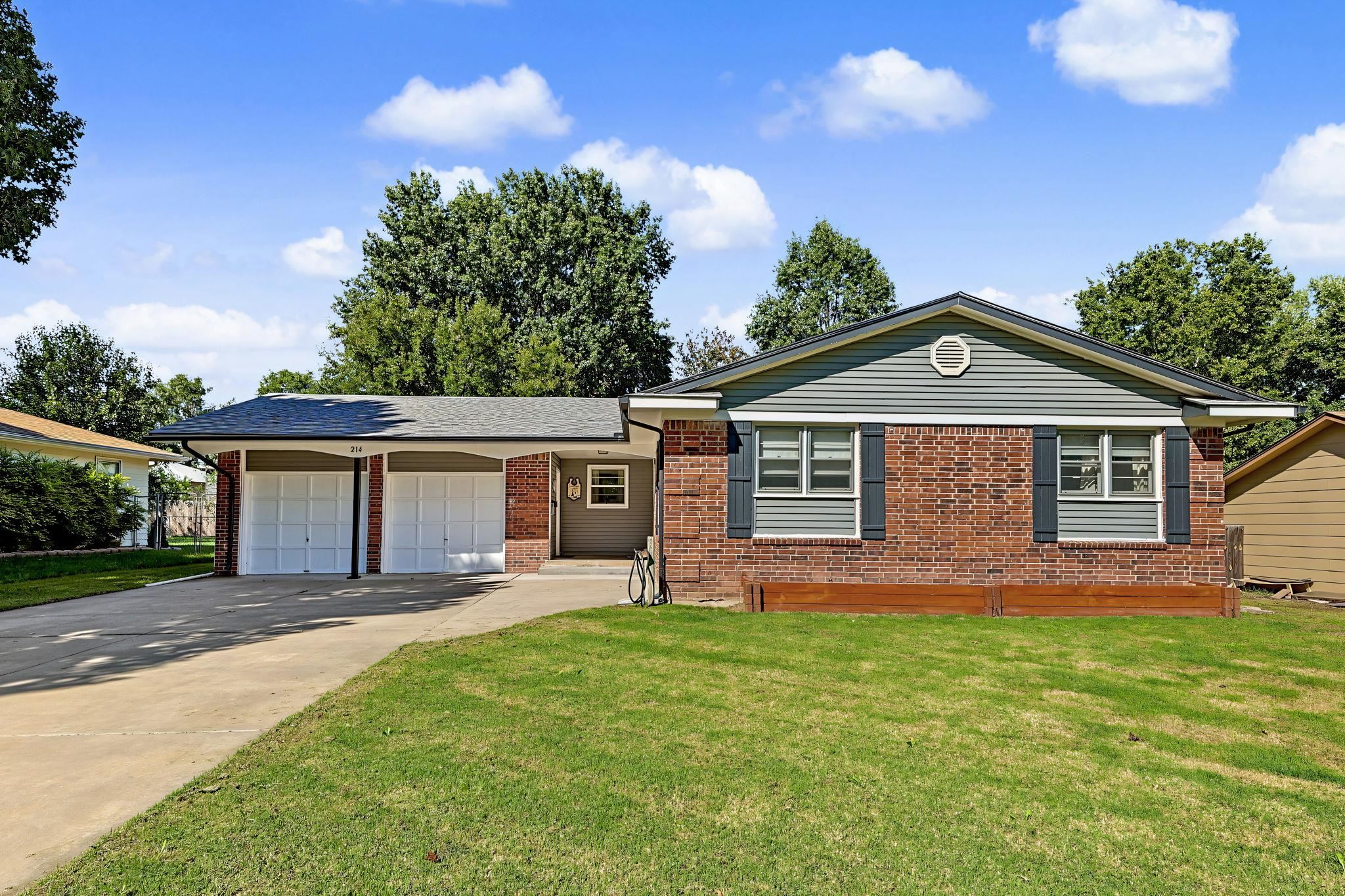 214 E Pioneer Pl