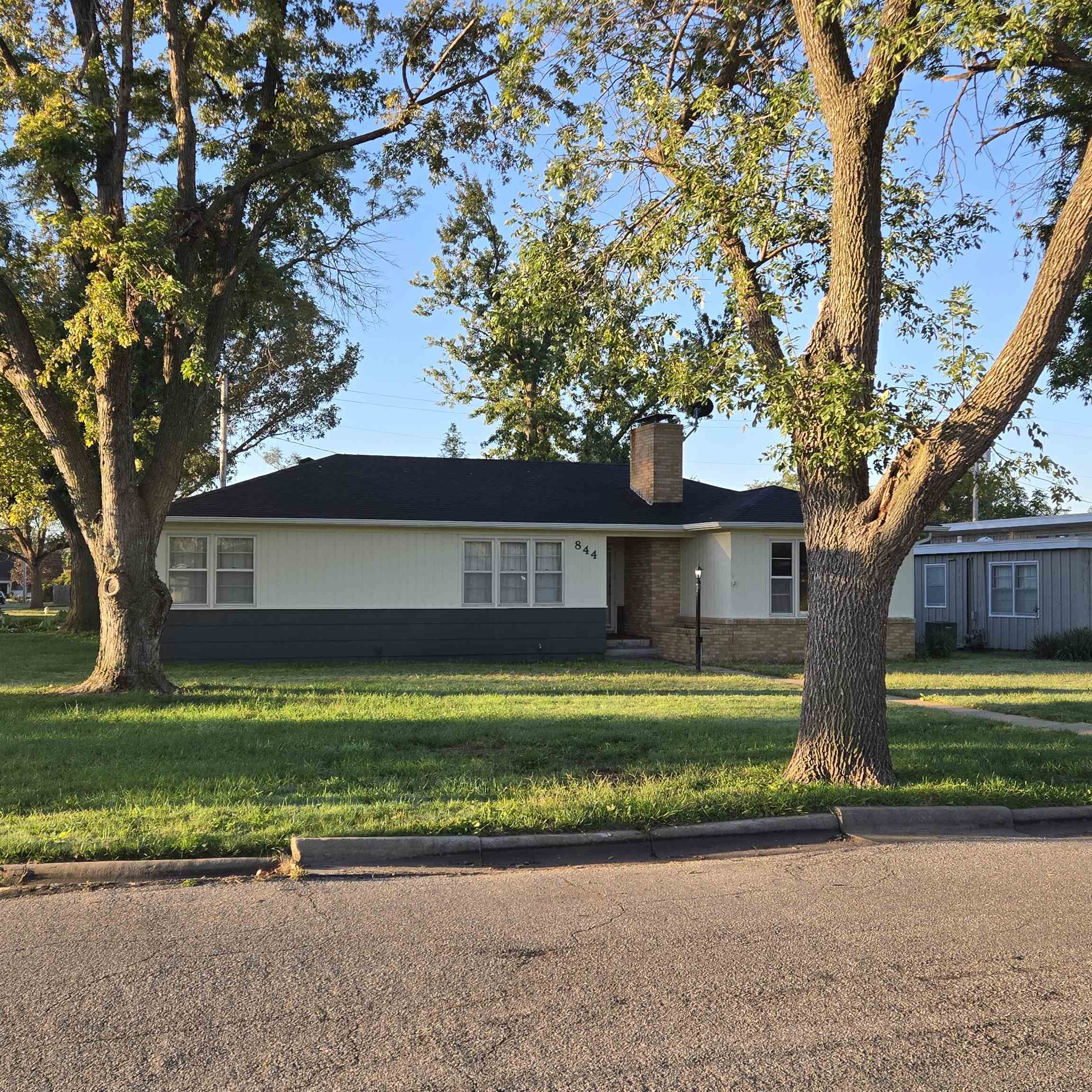 844 E Claflin Ave Property Photo 1