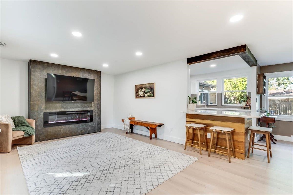 18 E Hawthorne St Property Photo 4